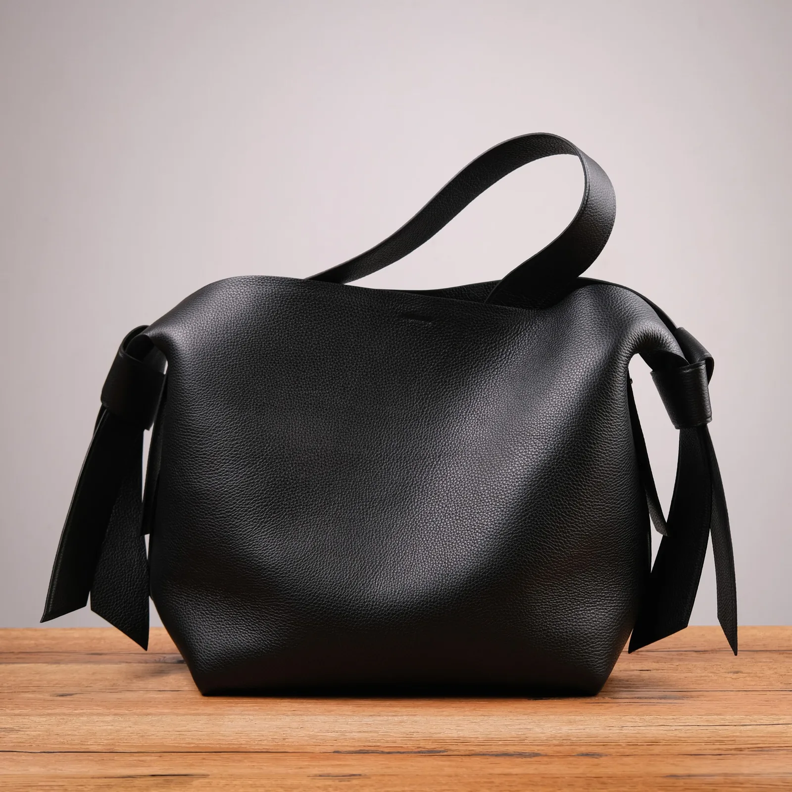 Ảnh Studio Túi tote da bò hạt màu đen điểm nút thắt hai bên - Koi Leather