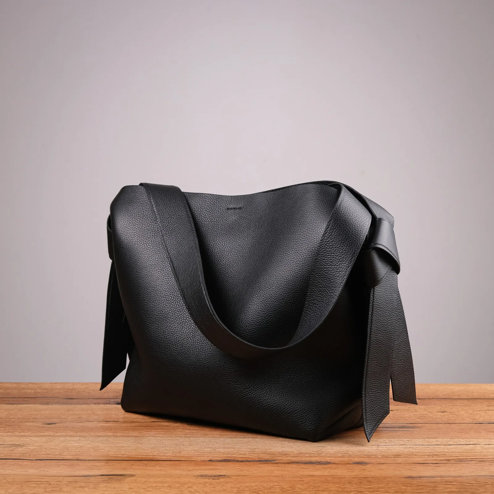 Ảnh Studio Túi tote da bò hạt màu đen điểm nút thắt hai bên - Koi Leather