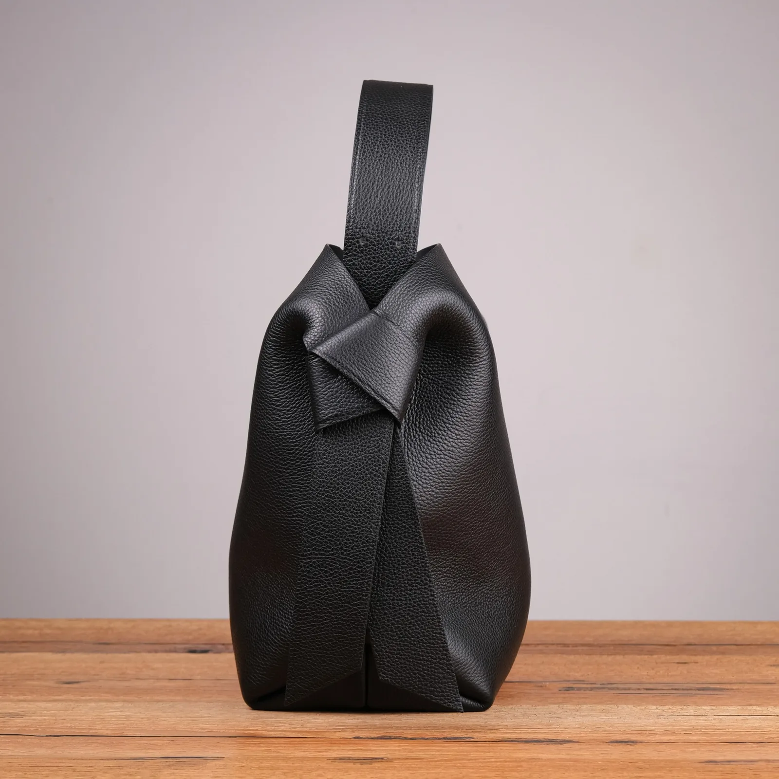 Ảnh Studio Túi tote da bò hạt màu đen điểm nút thắt hai bên - Koi Leather