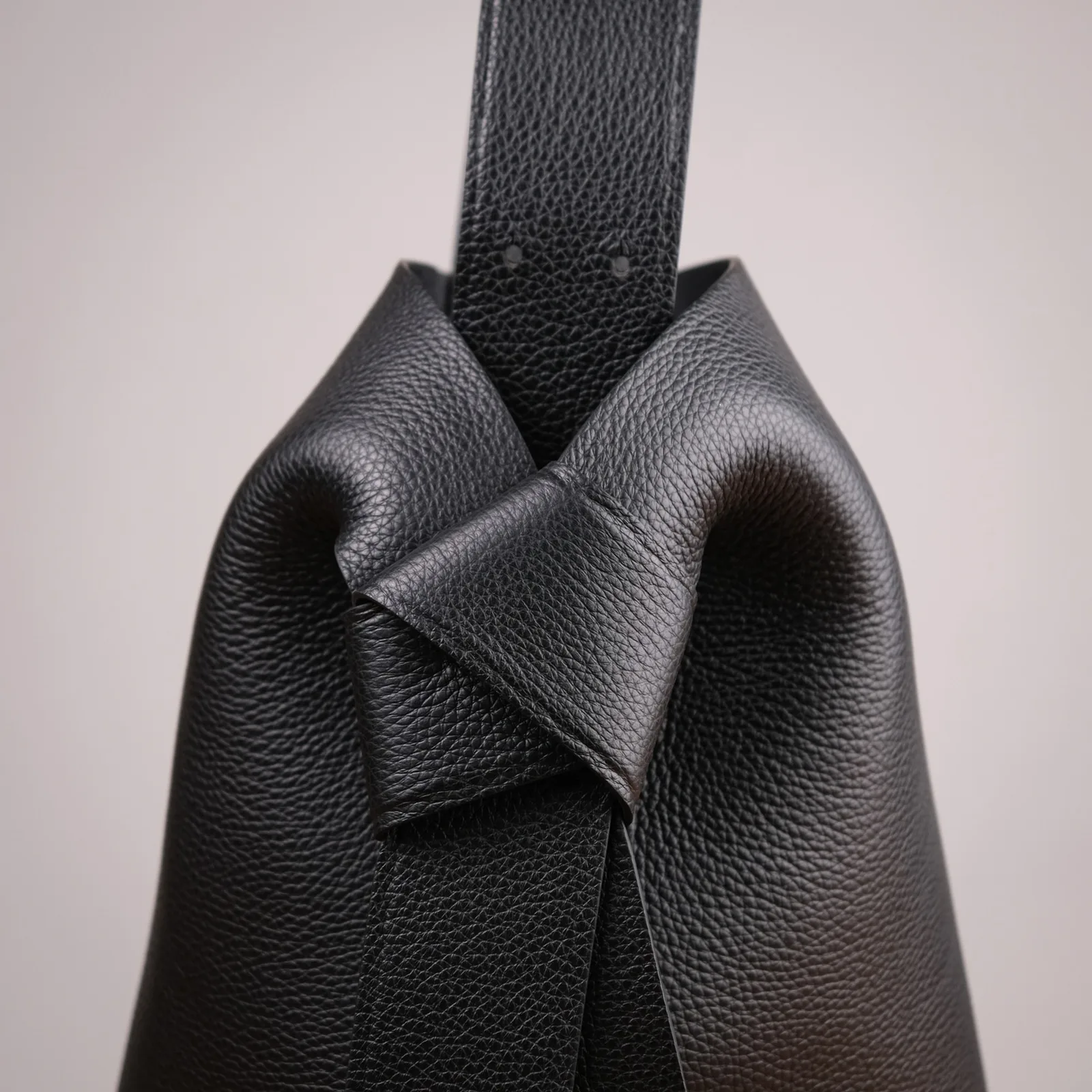 Ảnh Studio Túi tote da bò hạt màu đen điểm nút thắt hai bên - Koi Leather
