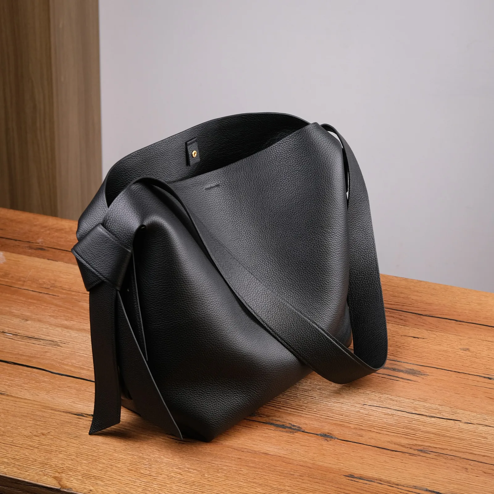 Ảnh Studio Túi tote da bò hạt màu đen điểm nút thắt hai bên - Koi Leather