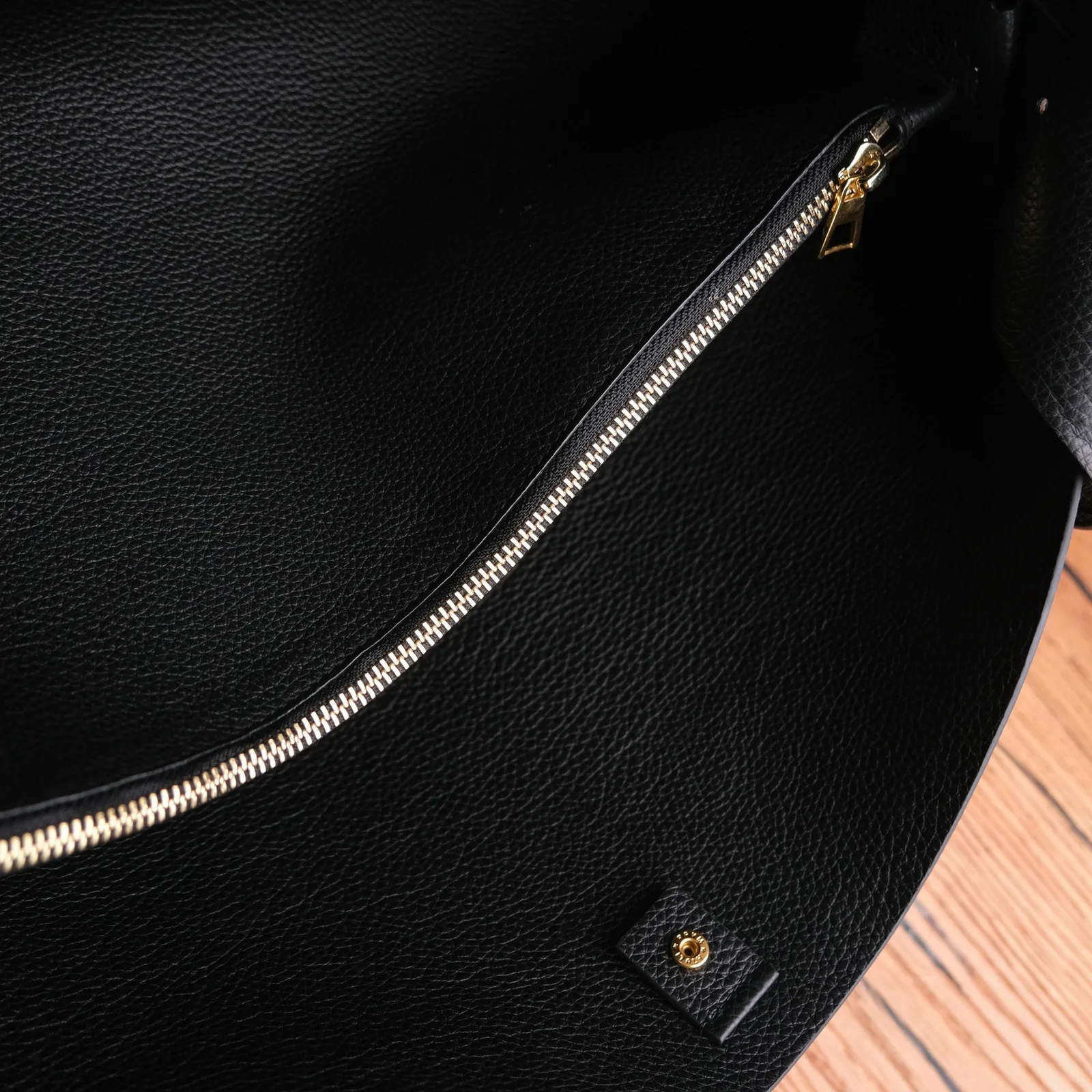 Ảnh Studio Túi tote da bò hạt màu đen điểm nút thắt hai bên - Koi Leather