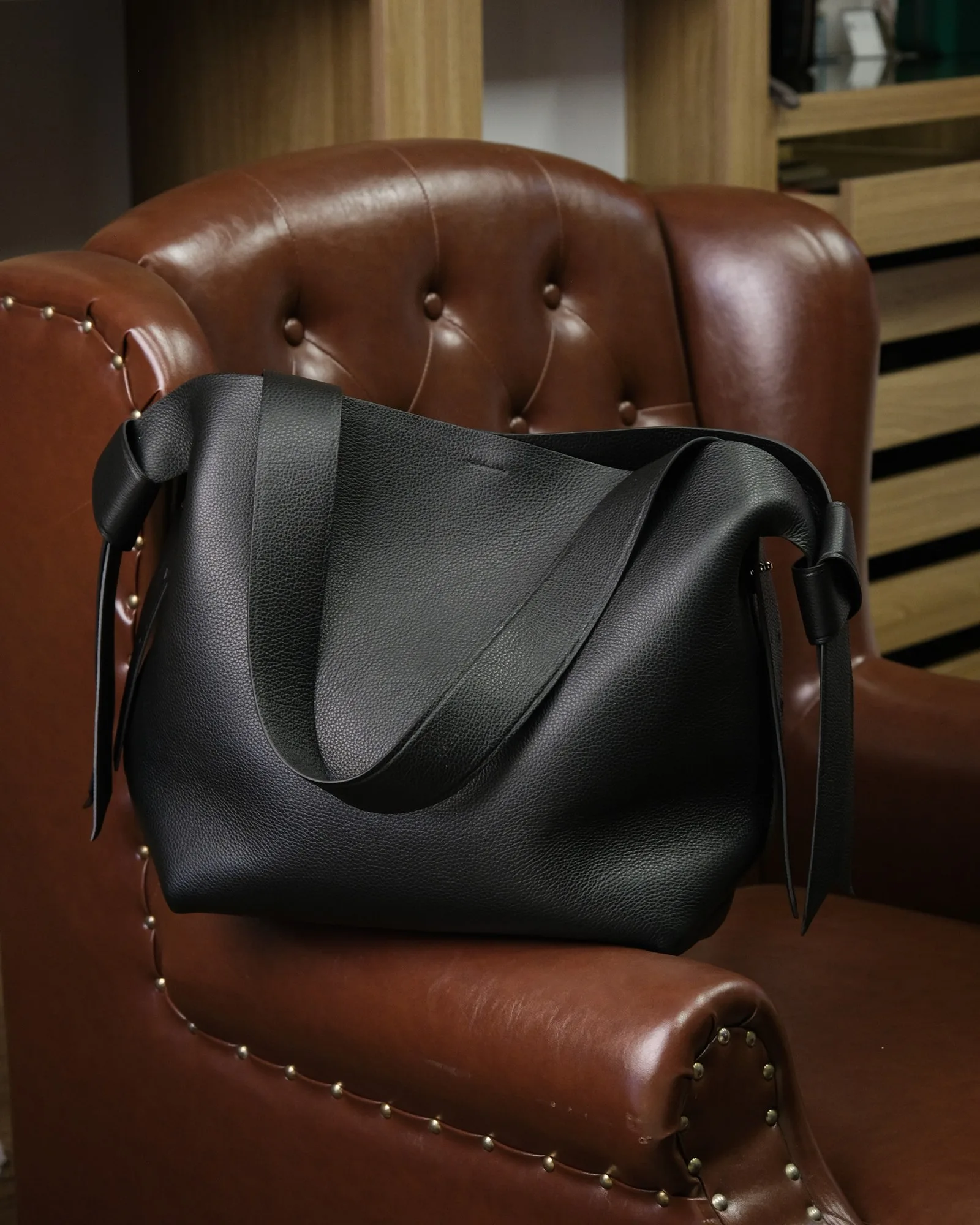 Ảnh Lifestyle Túi tote da bò hạt màu đen điểm nút thắt hai bên - Koi Leather