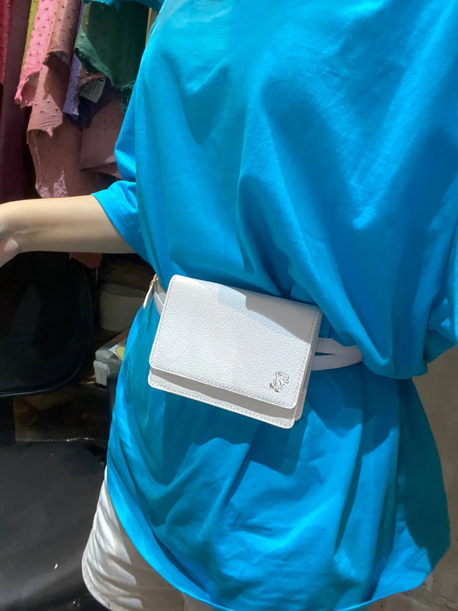 Ảnh Lifestyle Túi đeo hông da dê Alran màu trắng nắp gập - Koi Leather