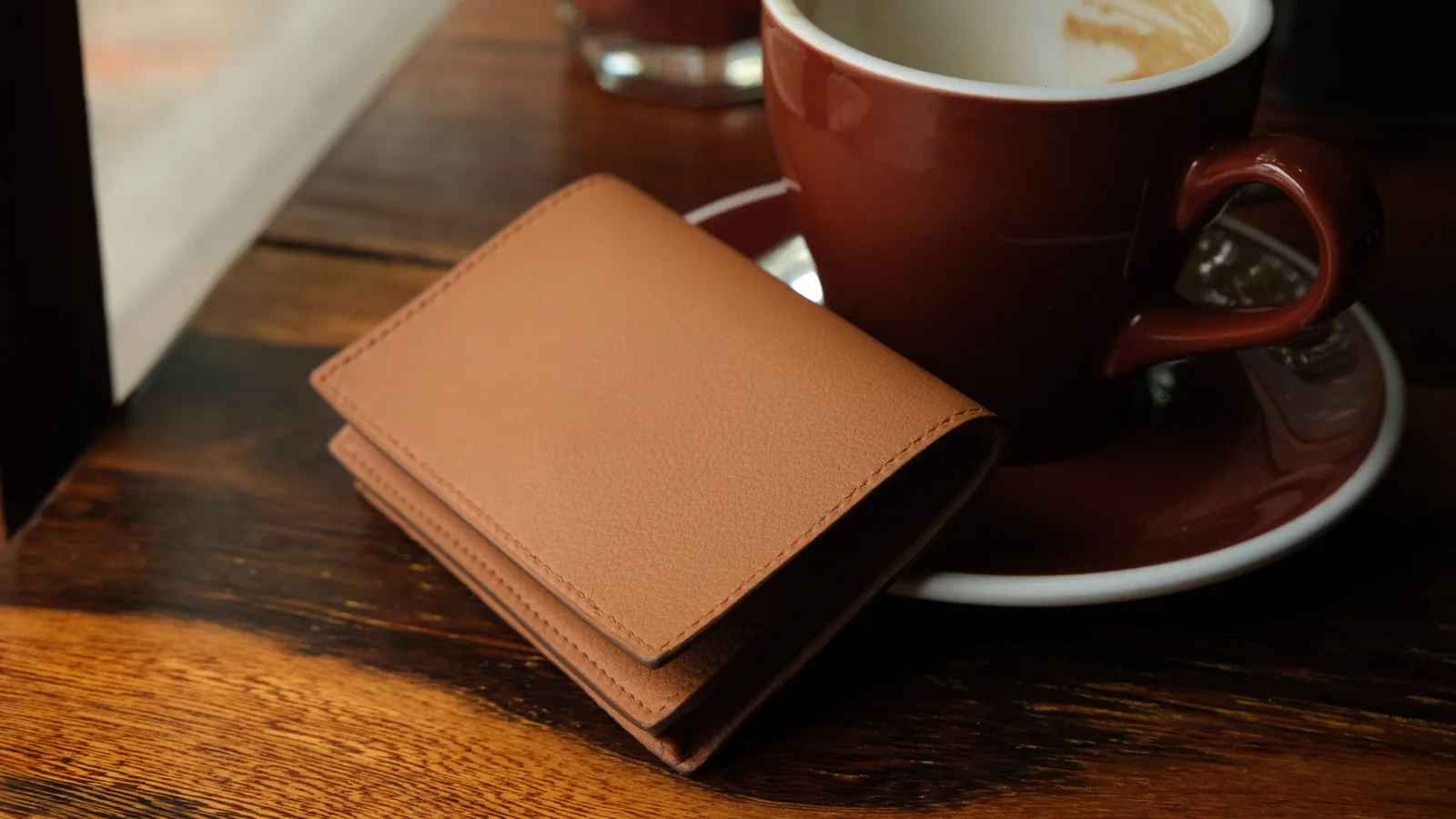 Ảnh Lifestyle Ví đựng danh thiếp da Swift dáng nắp gập nút bấm - Koi Leather