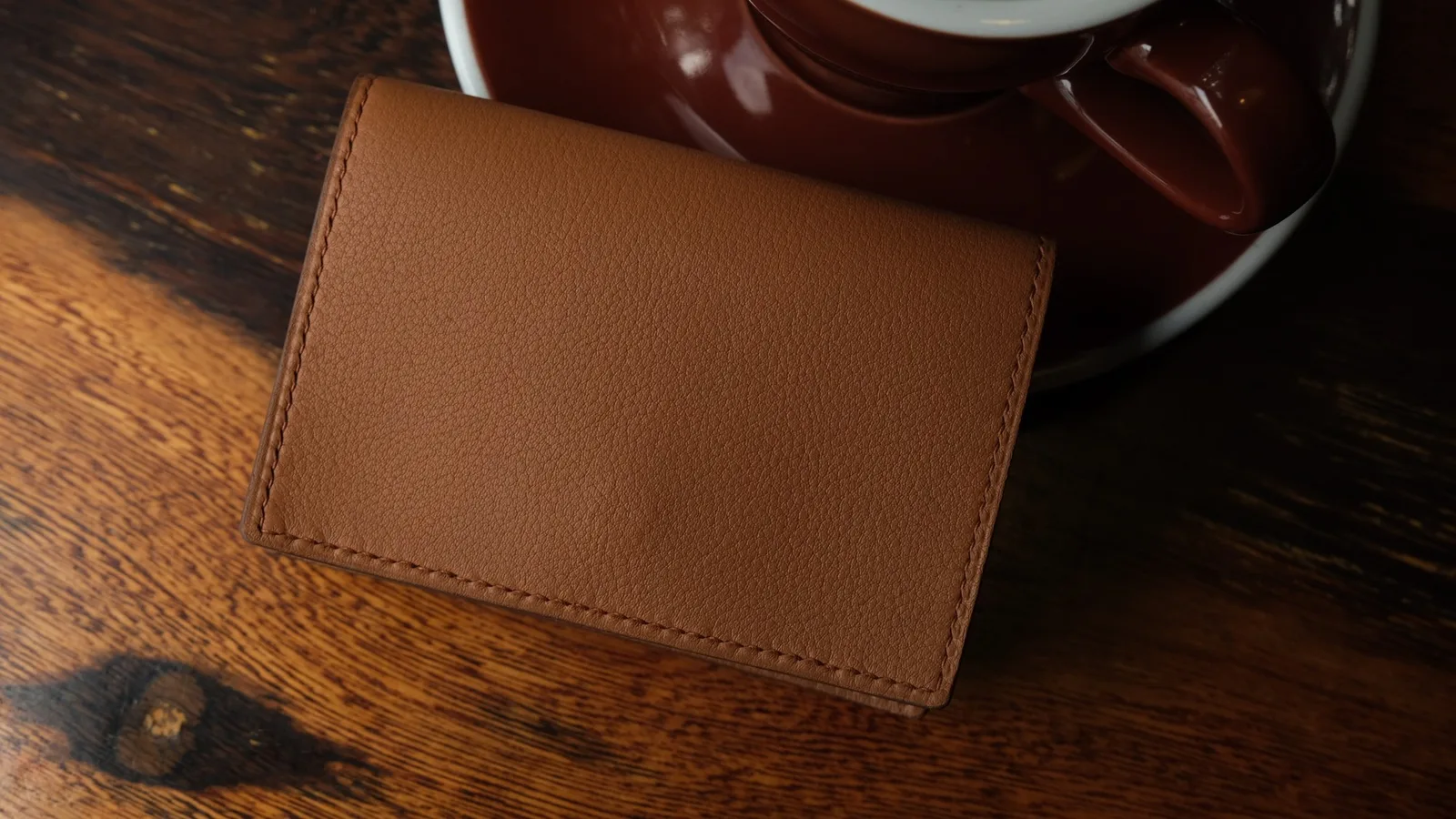 Ảnh Lifestyle Ví đựng danh thiếp da Swift dáng nắp gập nút bấm - Koi Leather