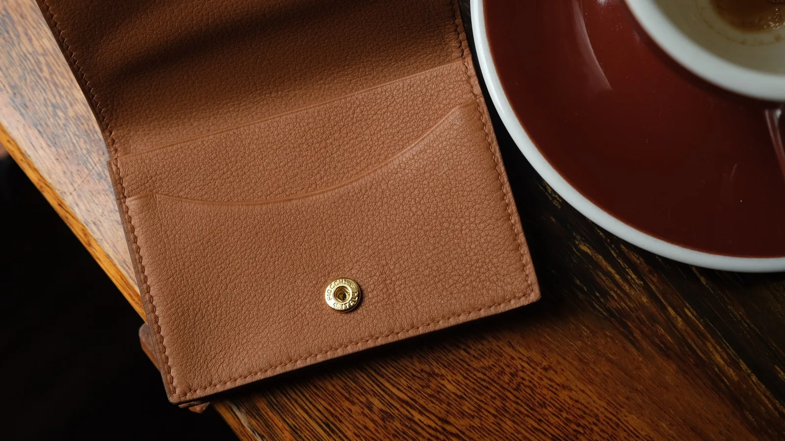 Ảnh Lifestyle Ví đựng danh thiếp da Swift dáng nắp gập nút bấm - Koi Leather