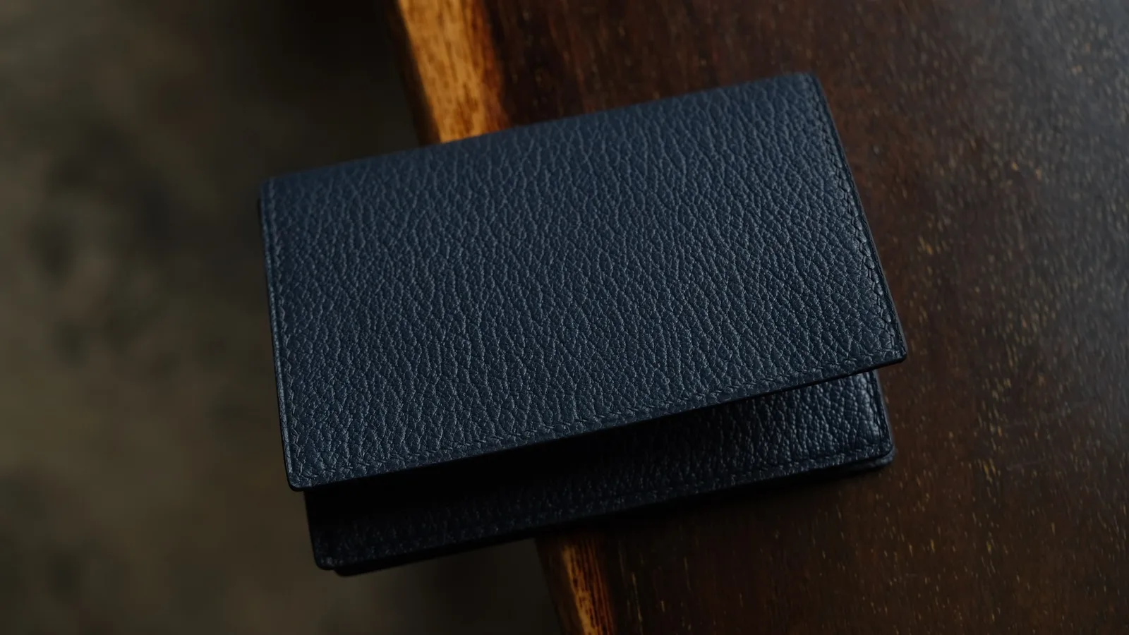Ảnh Lifestyle Ví đựng danh thiếp da Swift dáng nắp gập nút bấm - Koi Leather
