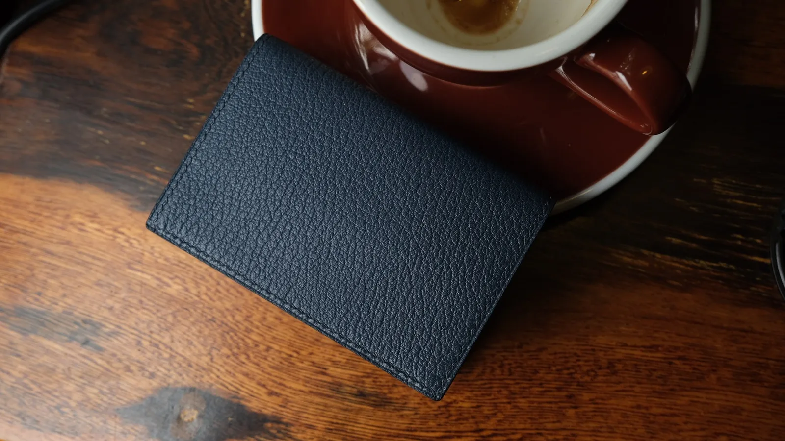 Ảnh Lifestyle Ví đựng danh thiếp da Swift dáng nắp gập nút bấm - Koi Leather