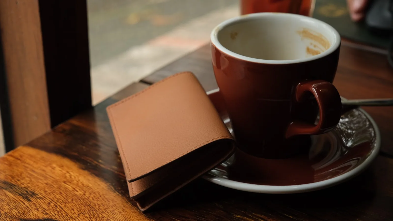 Ảnh Lifestyle Ví đựng danh thiếp da Swift dáng nắp gập nút bấm - Koi Leather