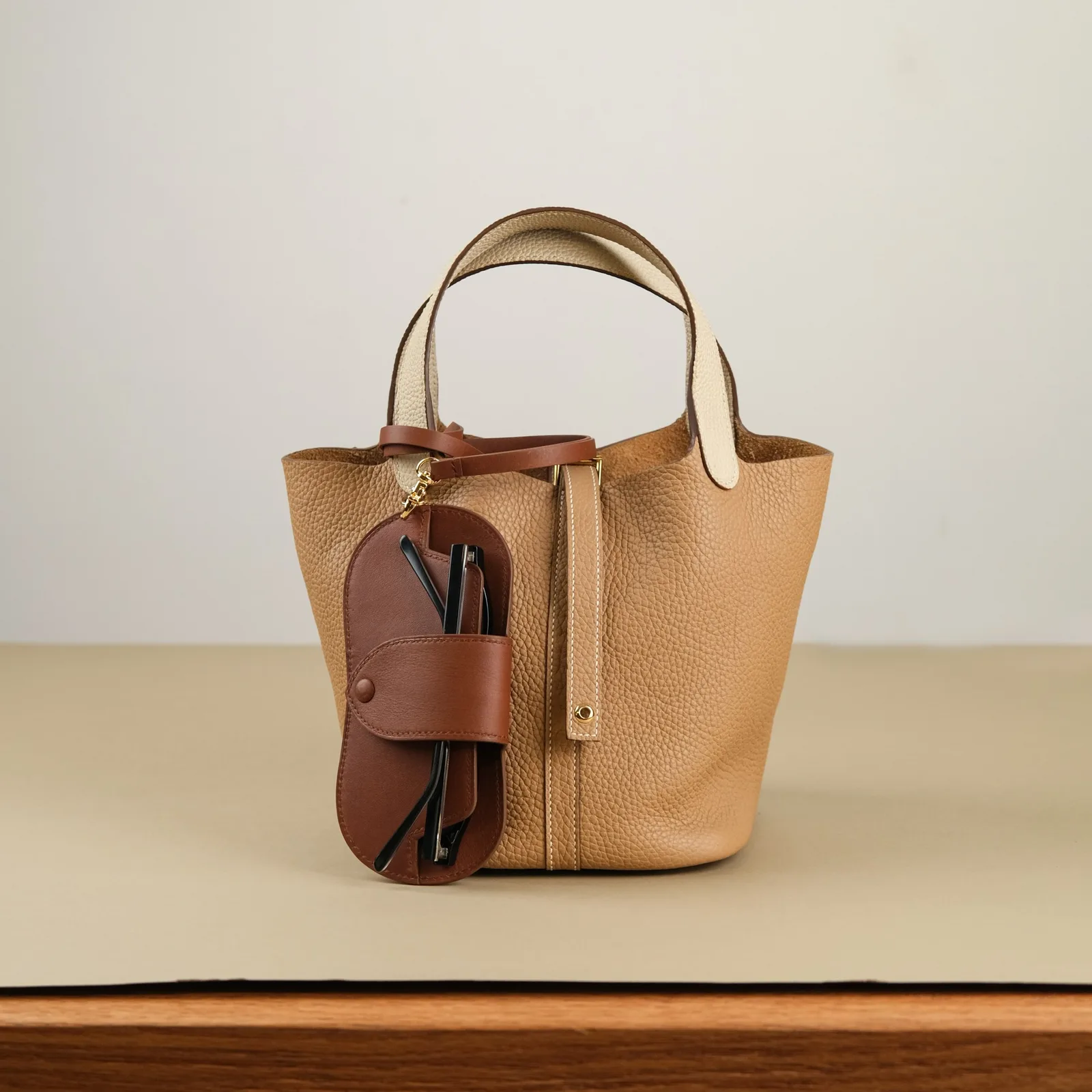 Ảnh Studio Túi bucket da Togo màu vàng bò kèm charm kính - Koi Leather