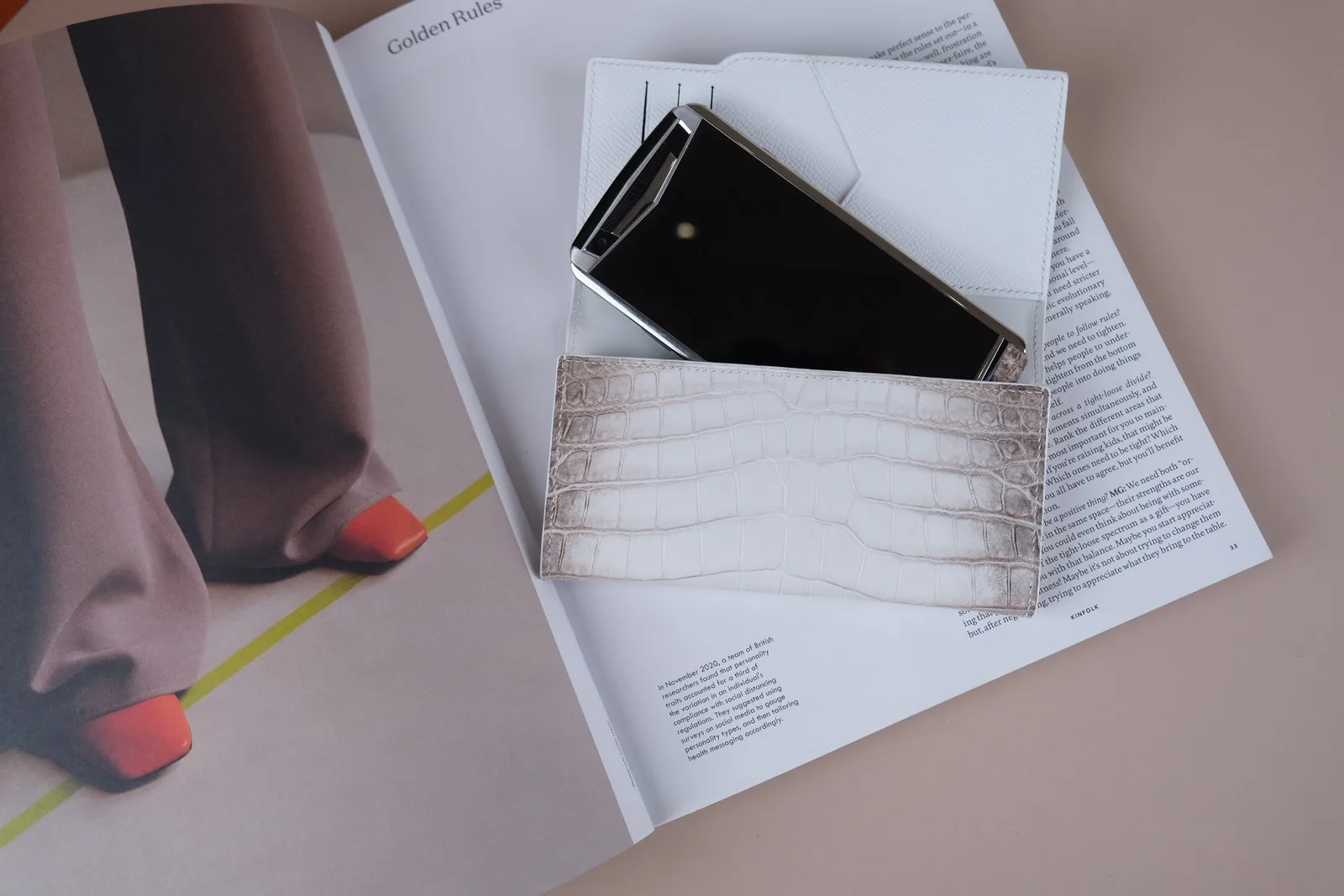 Ảnh Lifestyle Ví dài da cá sấu trắng dáng gập đựng điện thoại - Koi Leather