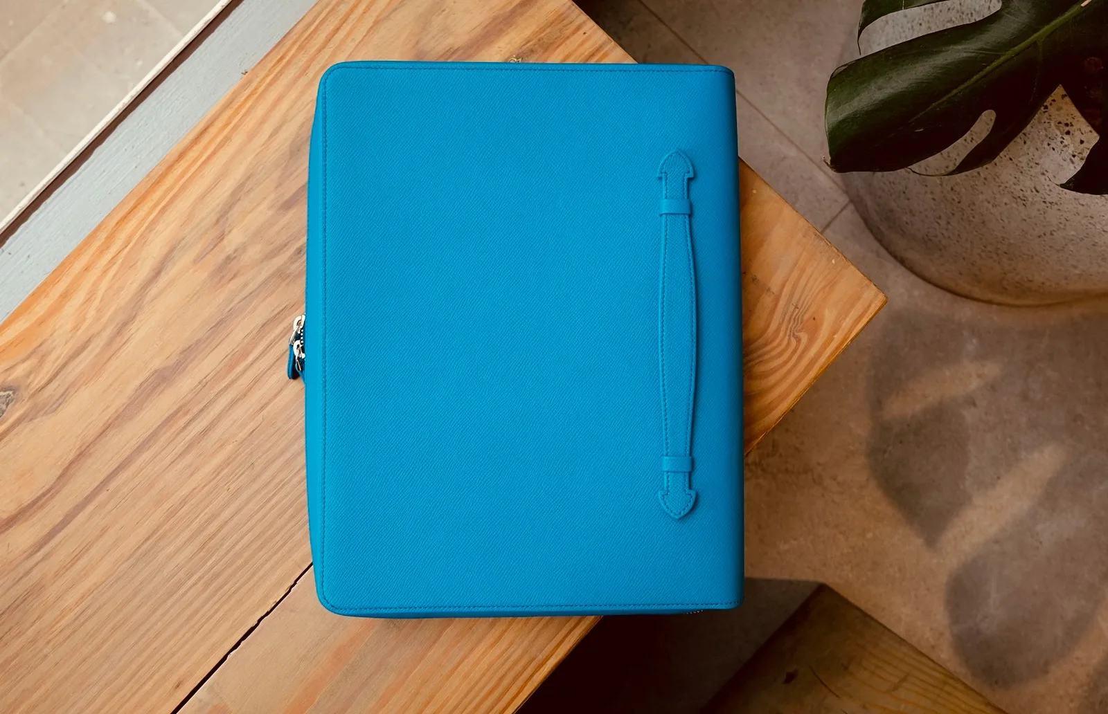 Ảnh Studio Túi đựng laptop da Epsom màu xanh dương có quai cầm - Koi Leather