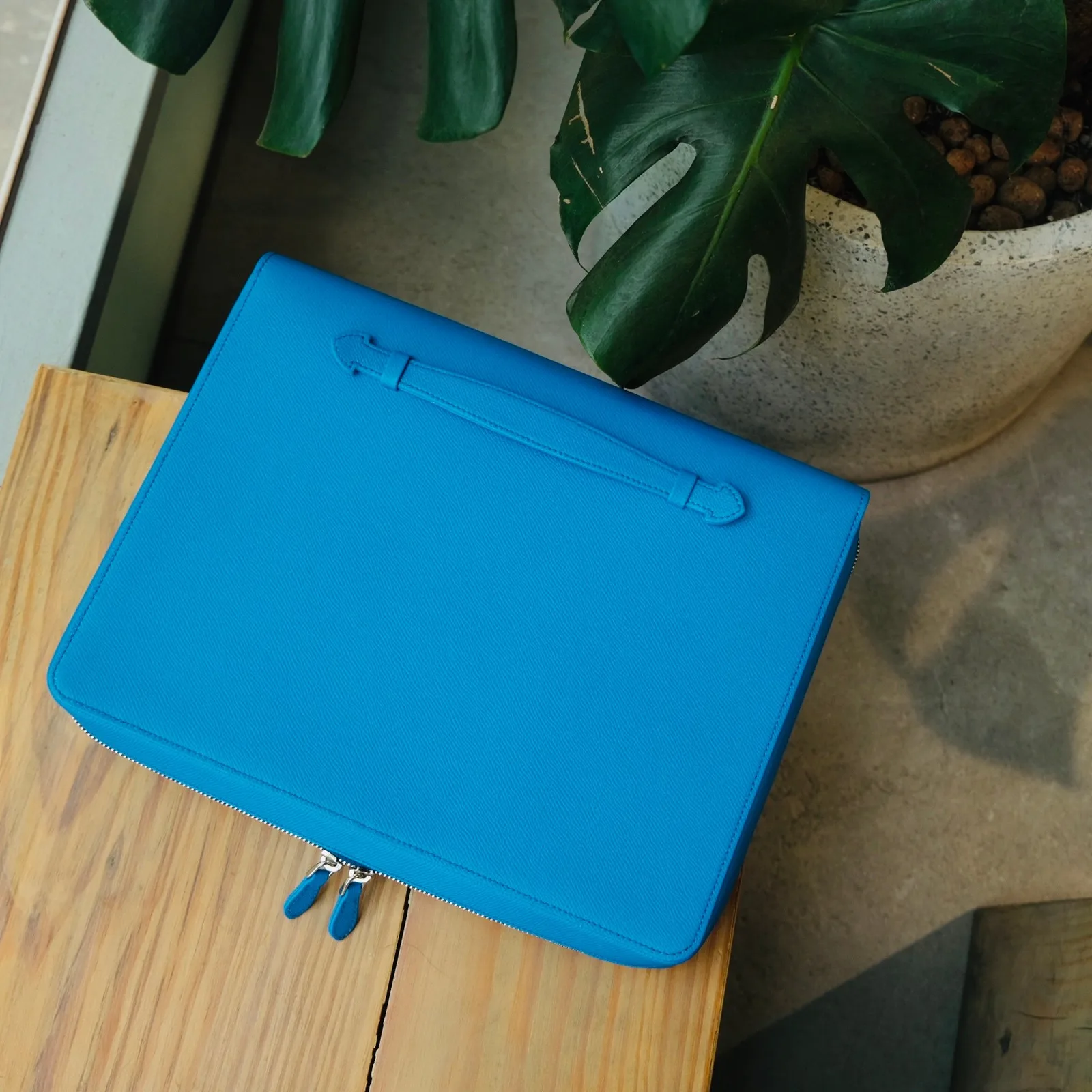 Ảnh Lifestyle Túi đựng laptop da Epsom màu xanh dương có quai cầm - Koi Leather