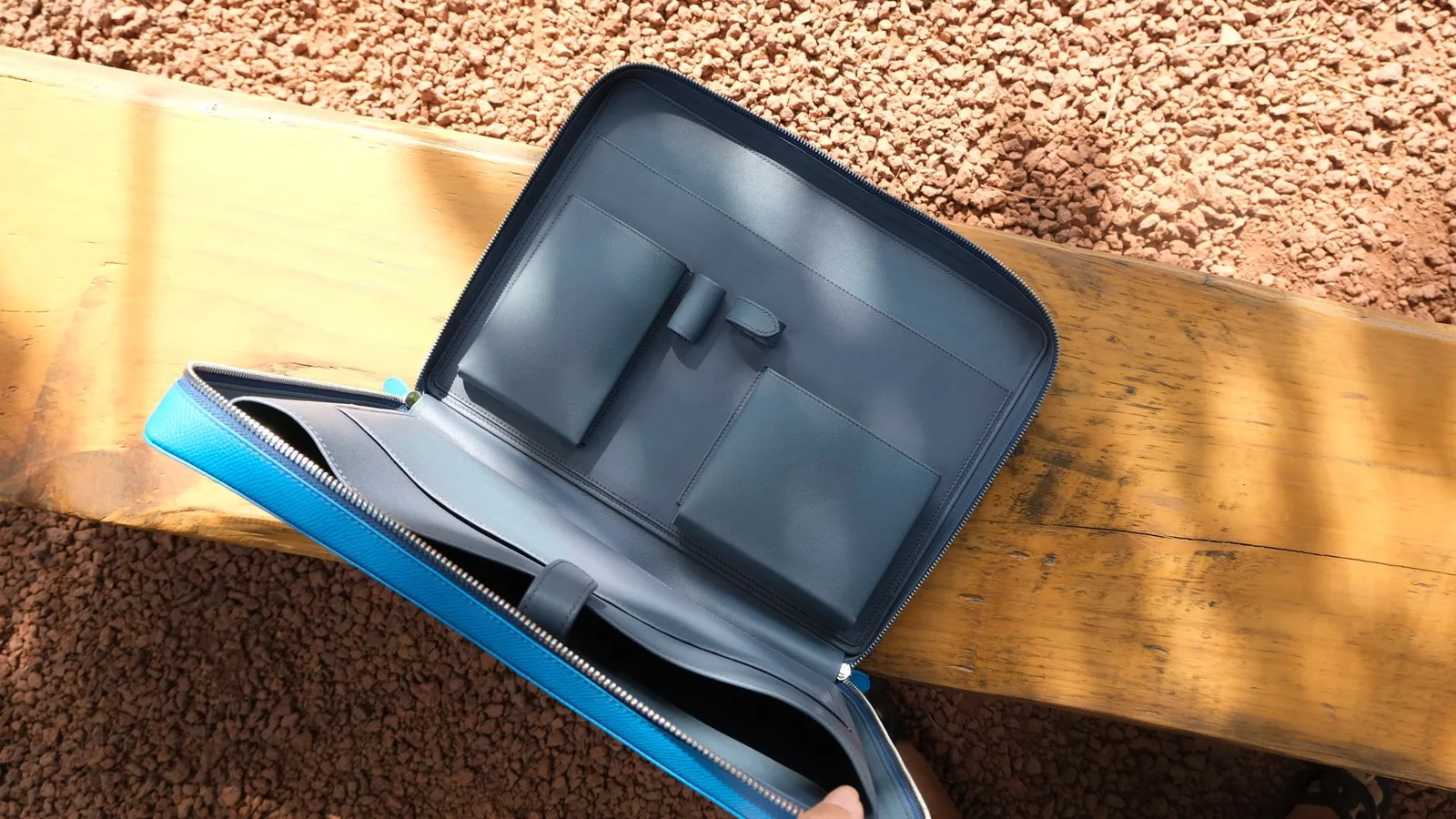 Ảnh Lifestyle Túi đựng laptop da Epsom màu xanh dương có quai cầm - Koi Leather