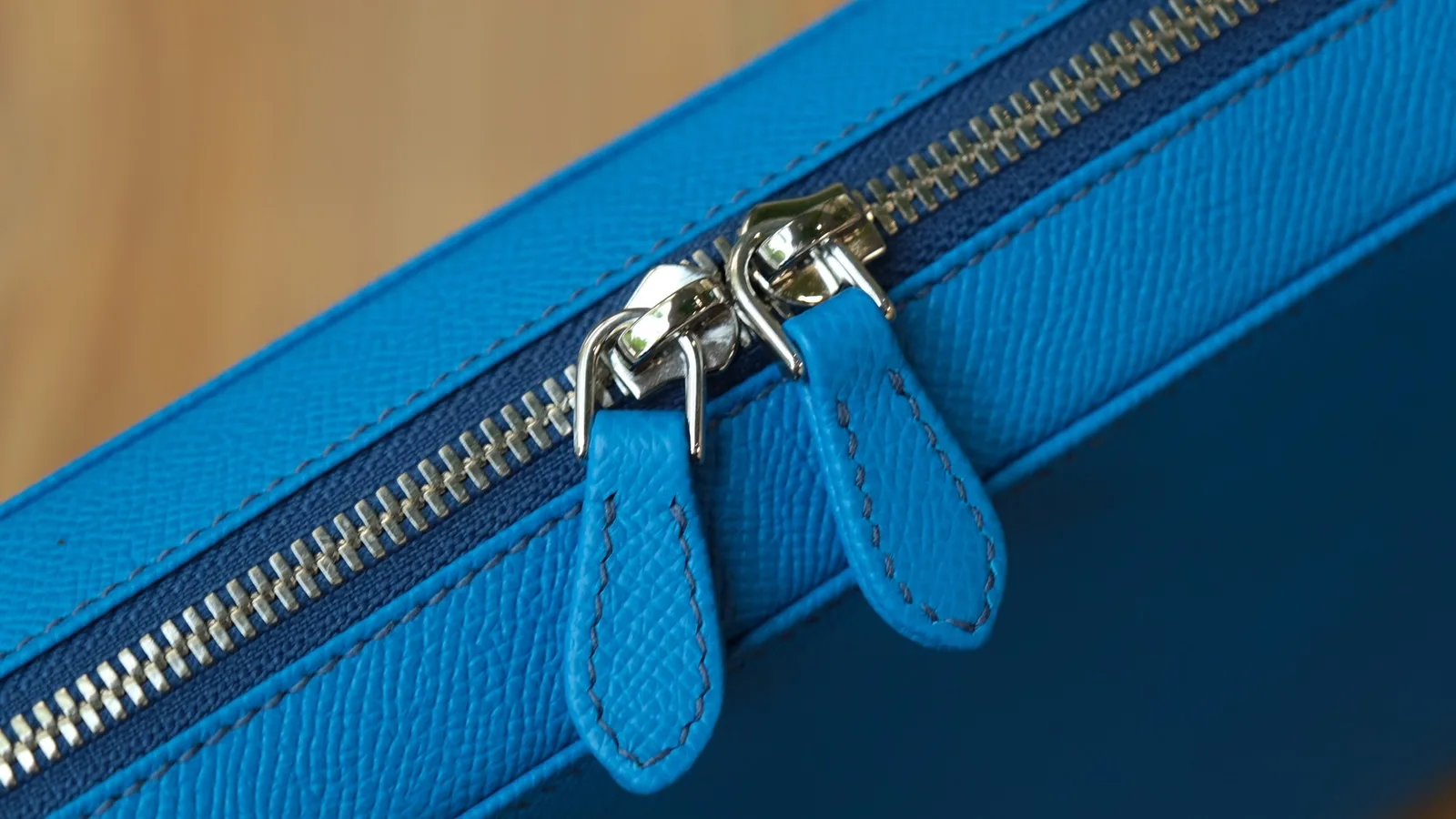 Ảnh Studio Túi đựng laptop da Epsom màu xanh dương có quai cầm - Koi Leather