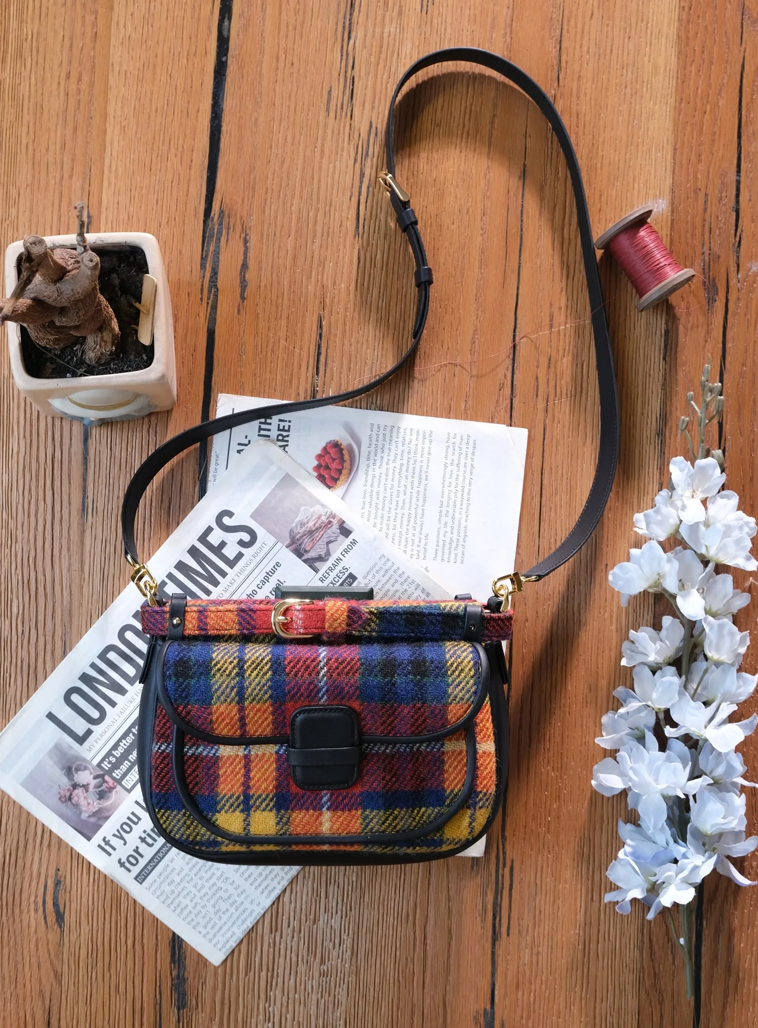 Ảnh Lifestyle Túi Mettique 25 vải tweed caro vàng phối da bò đen - Koi Leather