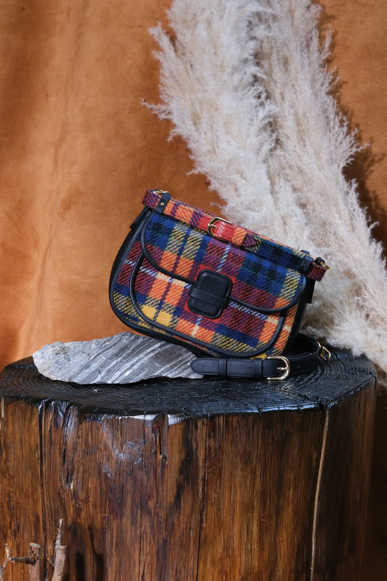 Ảnh Lifestyle Túi Mettique 25 vải tweed caro vàng phối da bò đen - Koi Leather
