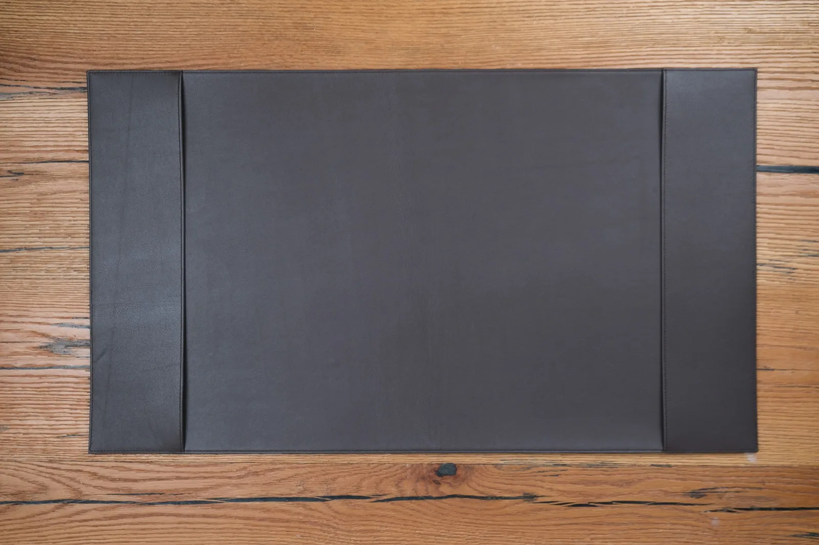 Ảnh Studio Tấm lót bàn làm việc da màu nâu đậm có nẹp hông - Koi Leather