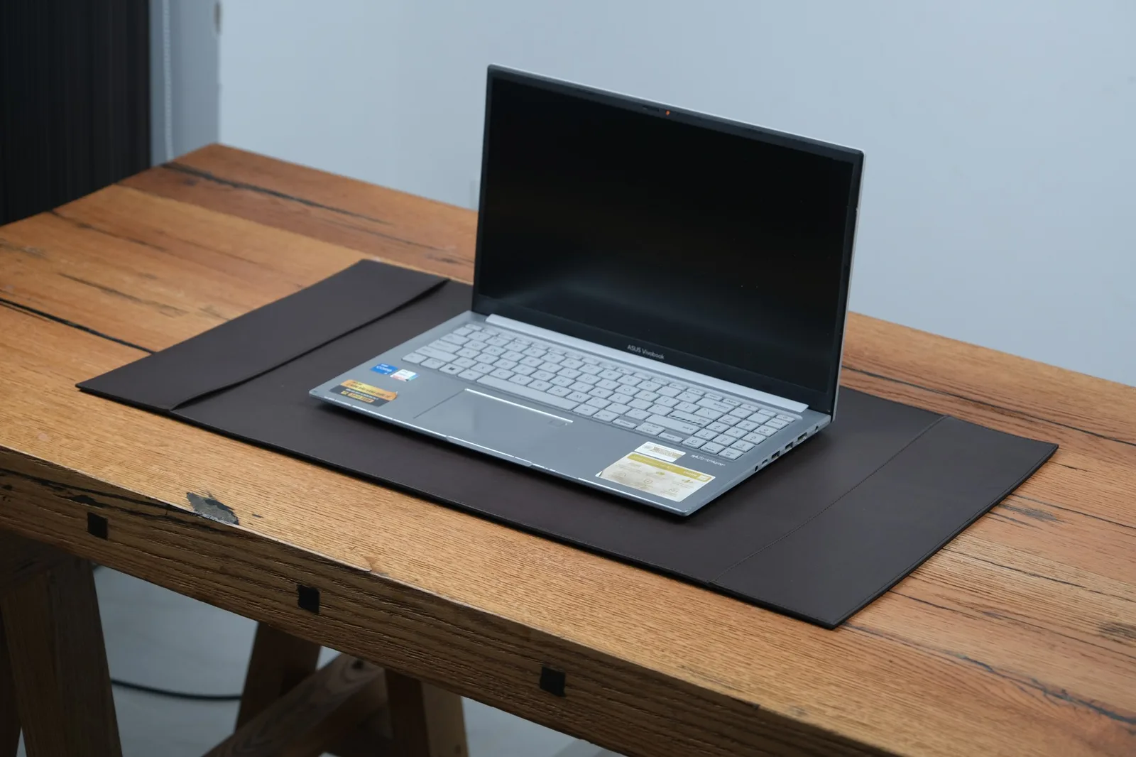 Ảnh Lifestyle Tấm lót bàn làm việc da màu nâu đậm có nẹp hông - Koi Leather