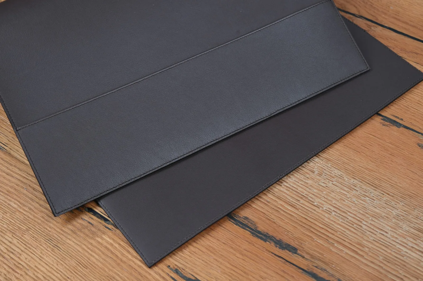Ảnh Studio Tấm lót bàn làm việc da màu nâu đậm có nẹp hông - Koi Leather