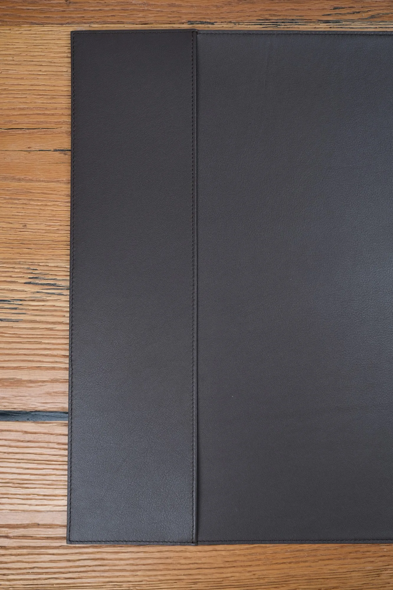 Ảnh Studio Tấm lót bàn làm việc da màu nâu đậm có nẹp hông - Koi Leather