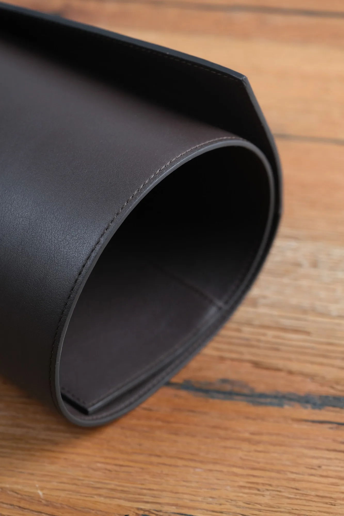 Ảnh Studio Tấm lót bàn làm việc da màu nâu đậm có nẹp hông - Koi Leather