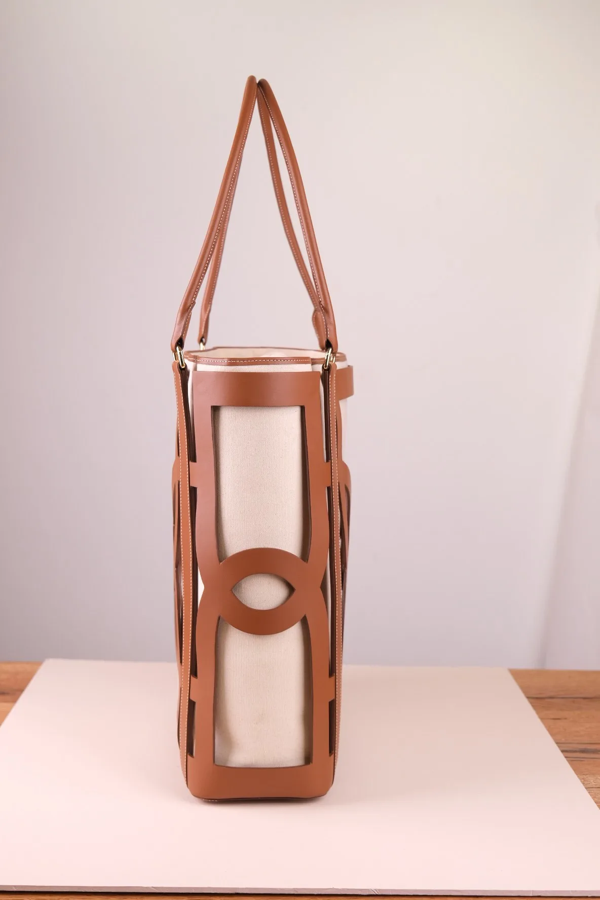 Ảnh Studio Túi tote lồng da cắt hoa văn phối ruột vải canvas màu vàng bò - Koi Leather