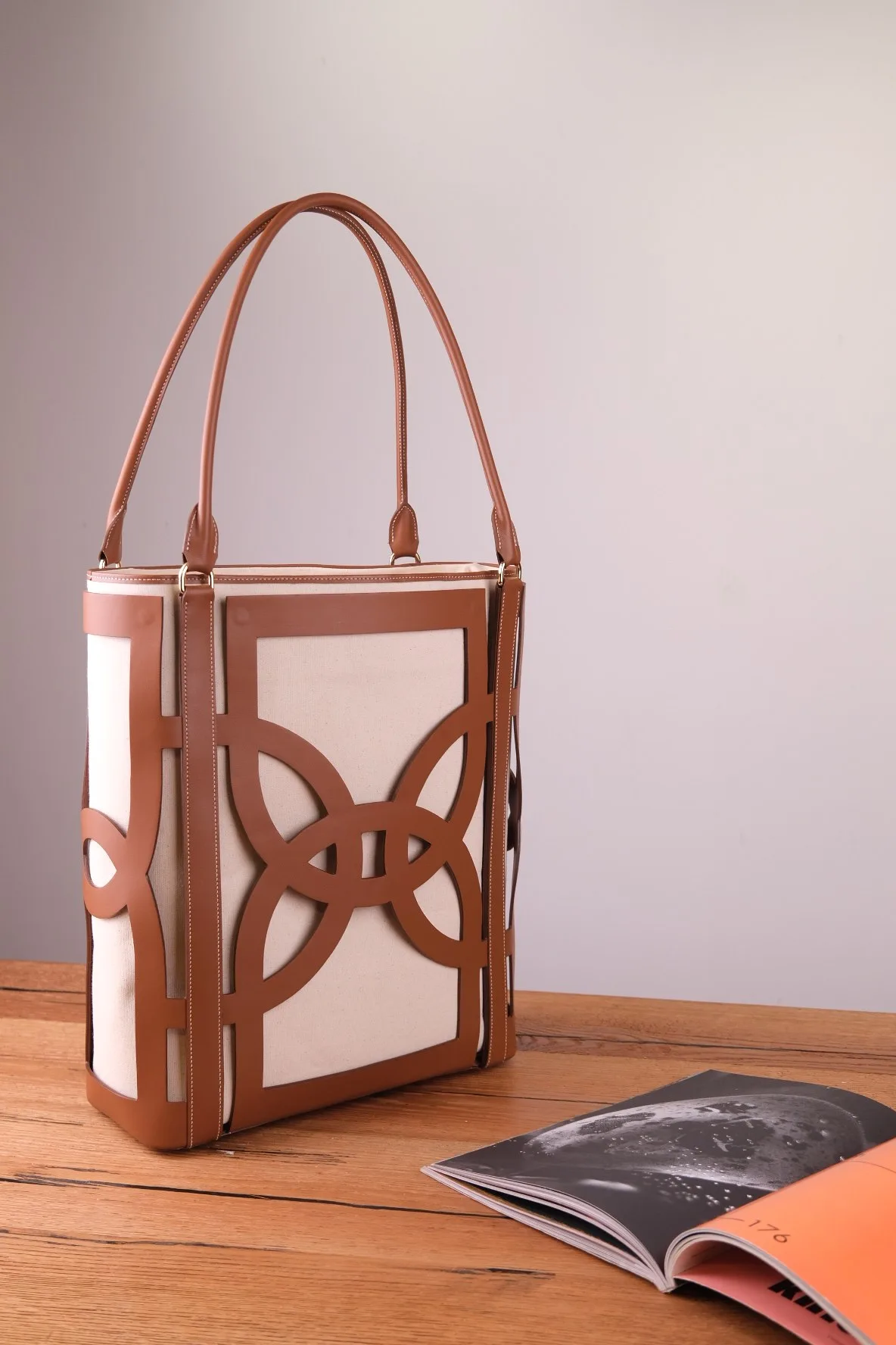 Ảnh Studio Túi tote lồng da cắt hoa văn phối ruột vải canvas màu vàng bò - Koi Leather