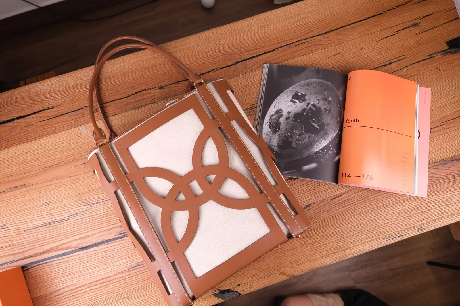 Ảnh Studio Túi tote lồng da cắt hoa văn phối ruột vải canvas màu vàng bò - Koi Leather