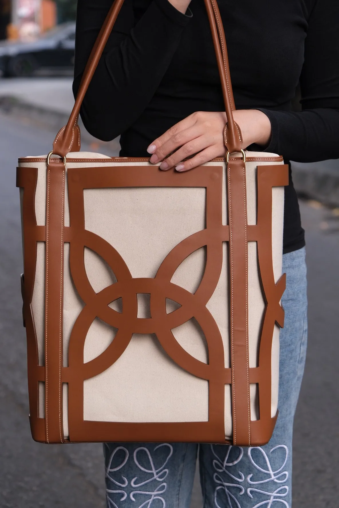 Ảnh Lifestyle Túi tote lồng da cắt hoa văn phối ruột vải canvas màu vàng bò - Koi Leather