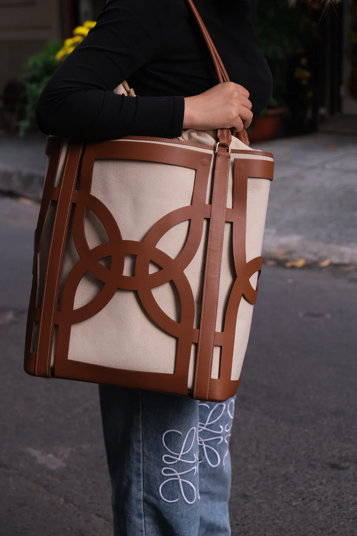 Ảnh Lifestyle Túi tote lồng da cắt hoa văn phối ruột vải canvas màu vàng bò - Koi Leather
