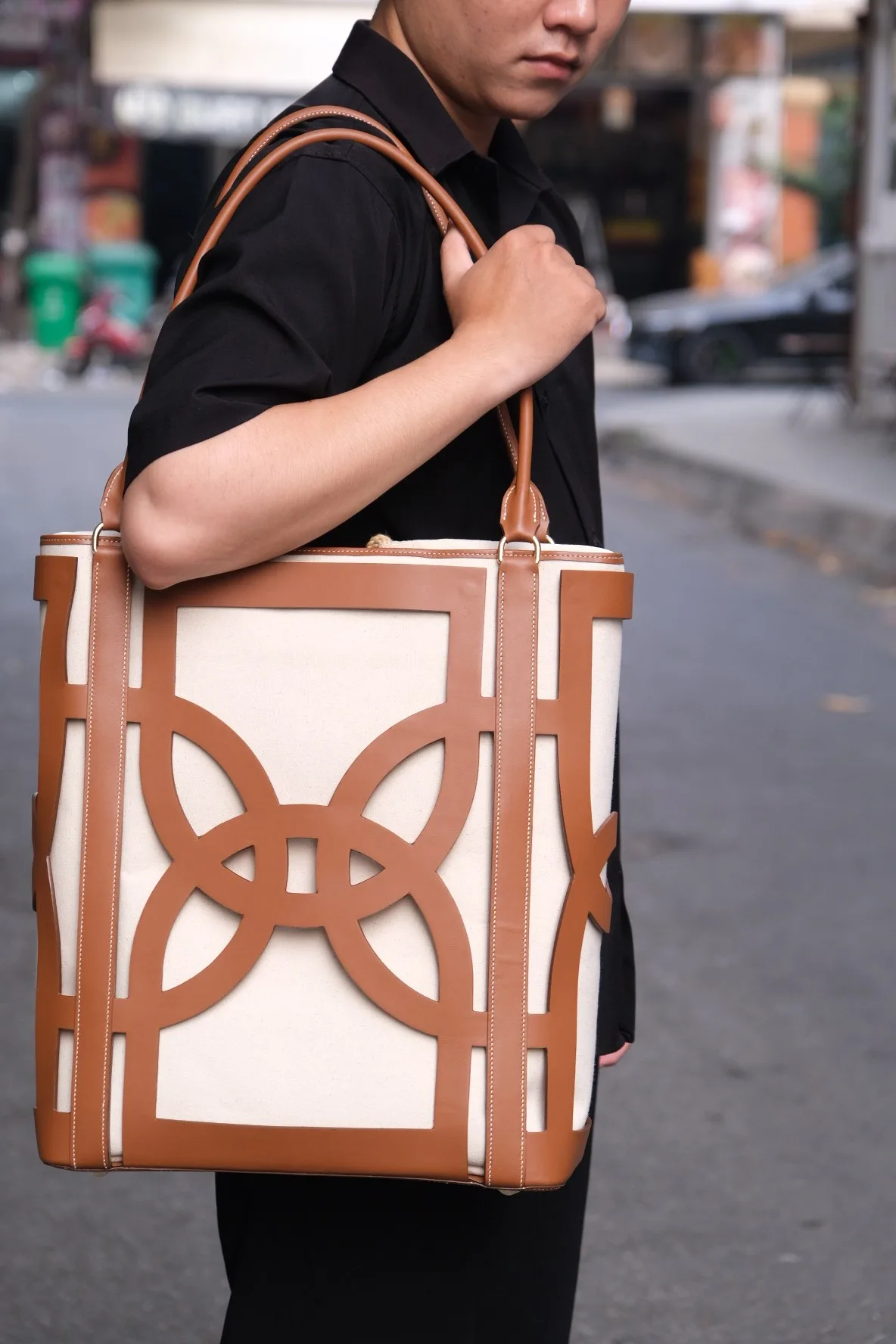 Ảnh Lifestyle Túi tote lồng da cắt hoa văn phối ruột vải canvas màu vàng bò - Koi Leather