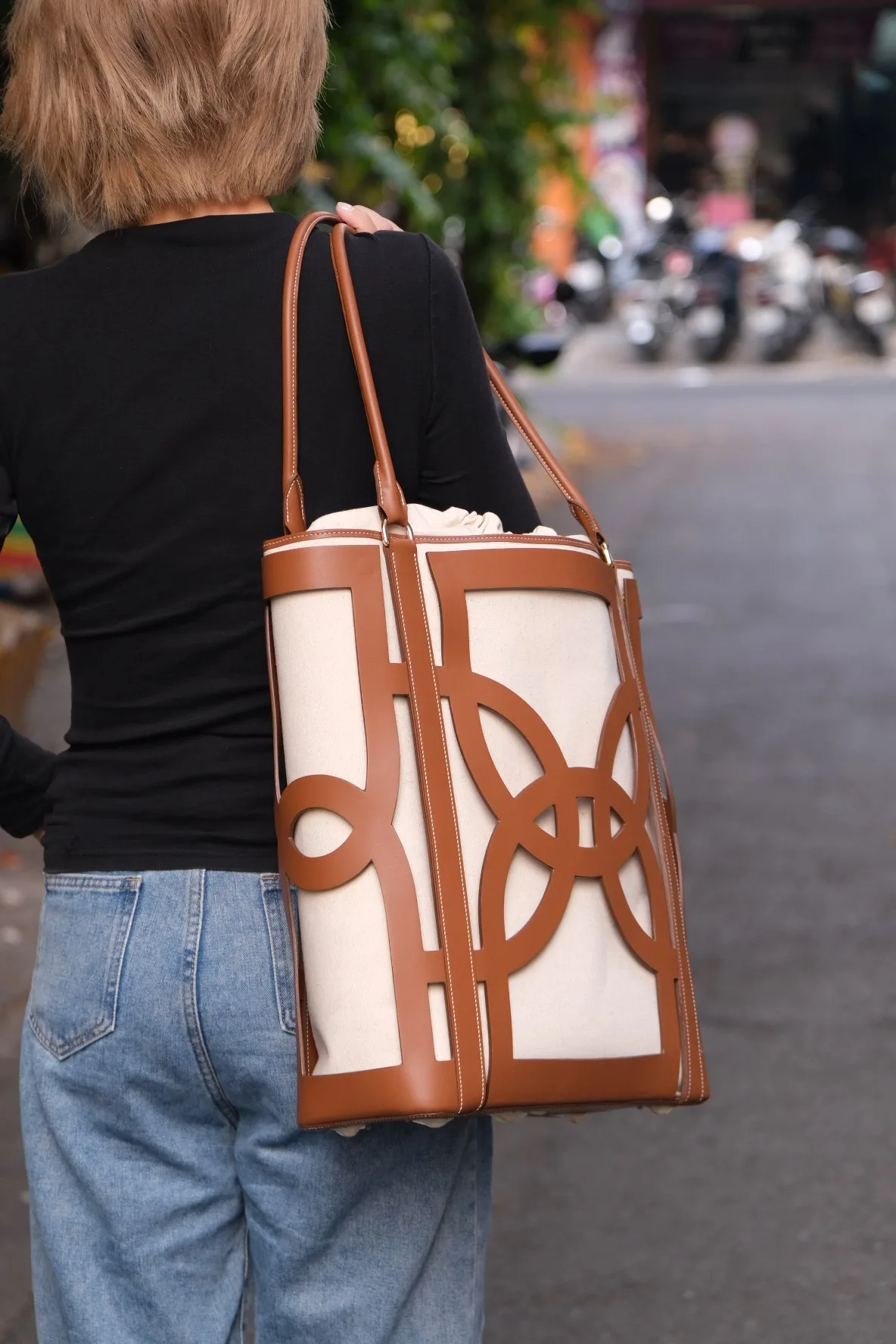 Ảnh Lifestyle Túi tote lồng da cắt hoa văn phối ruột vải canvas màu vàng bò - Koi Leather