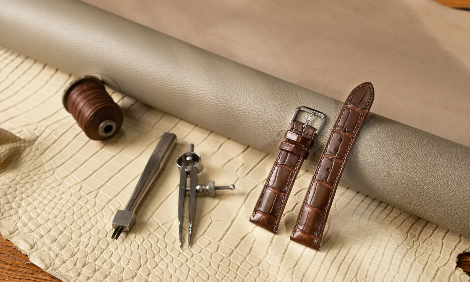 Ảnh Chế tác Dây đồng hồ da cá sấu màu nâu chocolate - Koi Leather