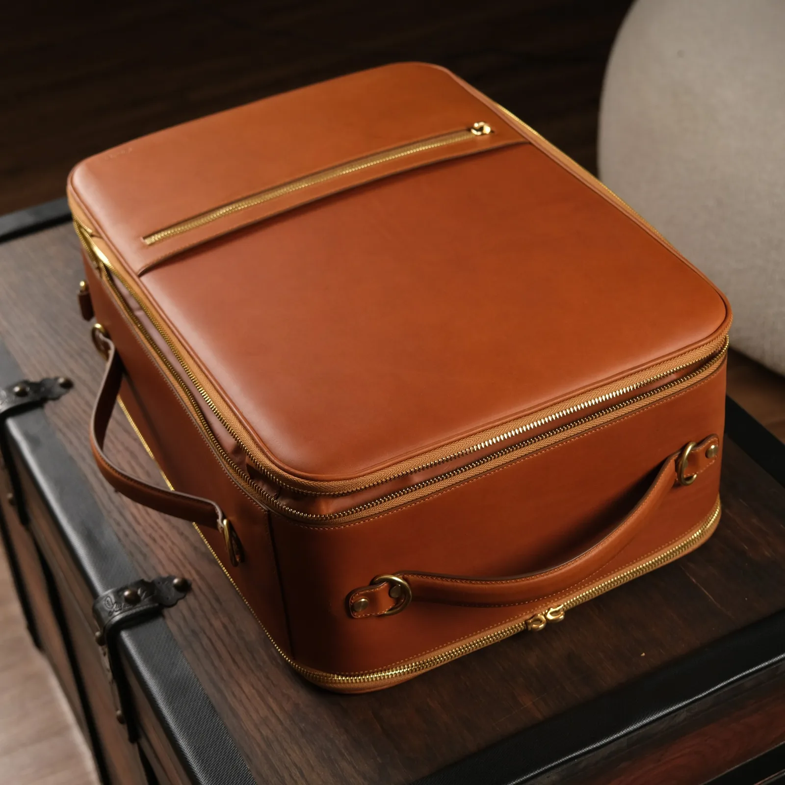 Ảnh Studio Vali vanity da bò dáng hộp màu nâu bò - Koi Leather