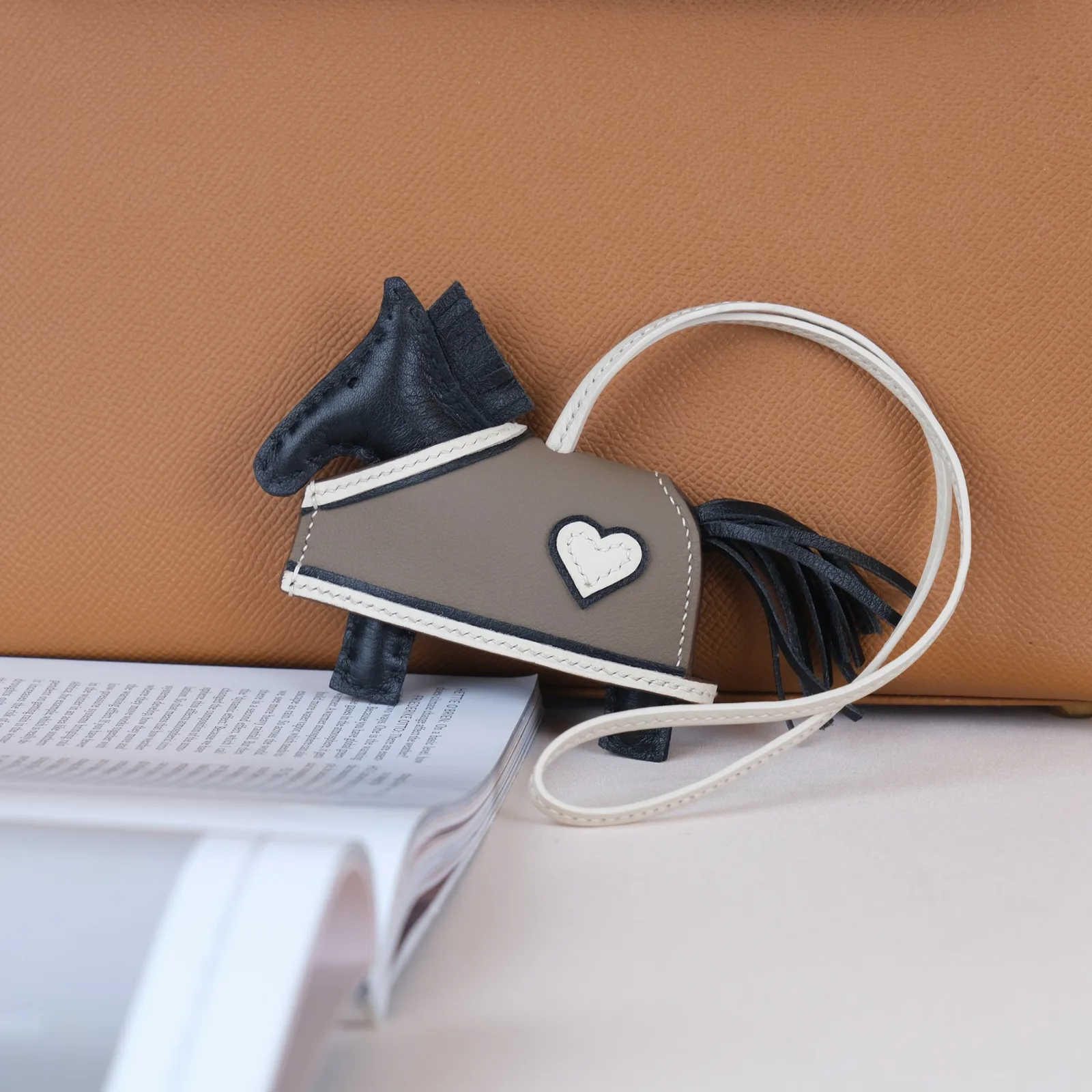 Ảnh Studio Charm đeo túi da hình ngựa phối màu xám đen - Koi Leather