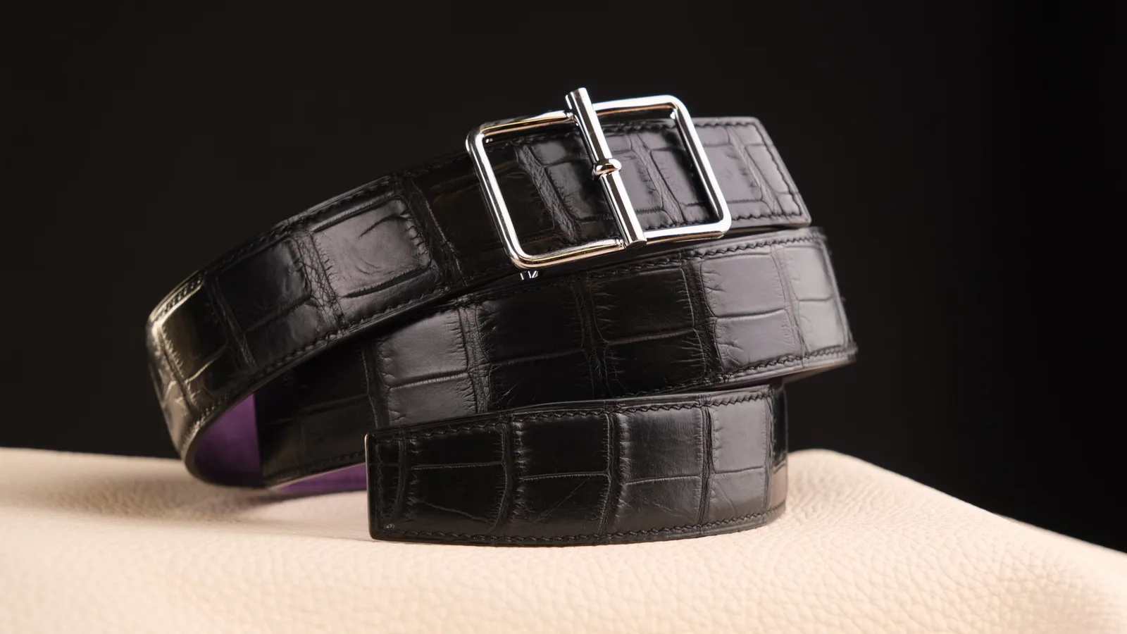 Ảnh Studio Thắt lưng da cá sấu đen lót da nubuck tím - Koi Leather