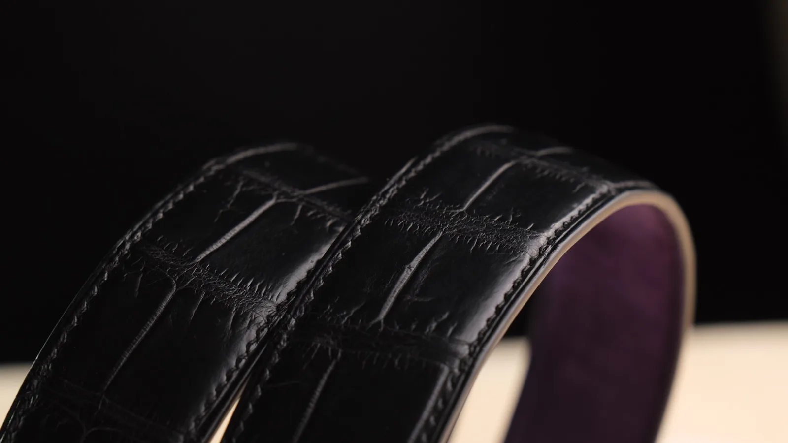 Ảnh Studio Thắt lưng da cá sấu đen lót da nubuck tím - Koi Leather