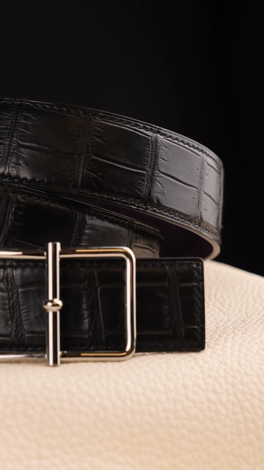 Ảnh Studio Thắt lưng da cá sấu đen lót da nubuck tím - Koi Leather