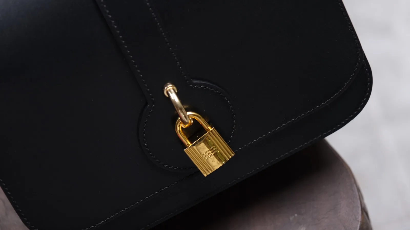 Ảnh Studio Túi xách da Box Calf màu đen dáng nắp gập khóa ổ - Koi Leather