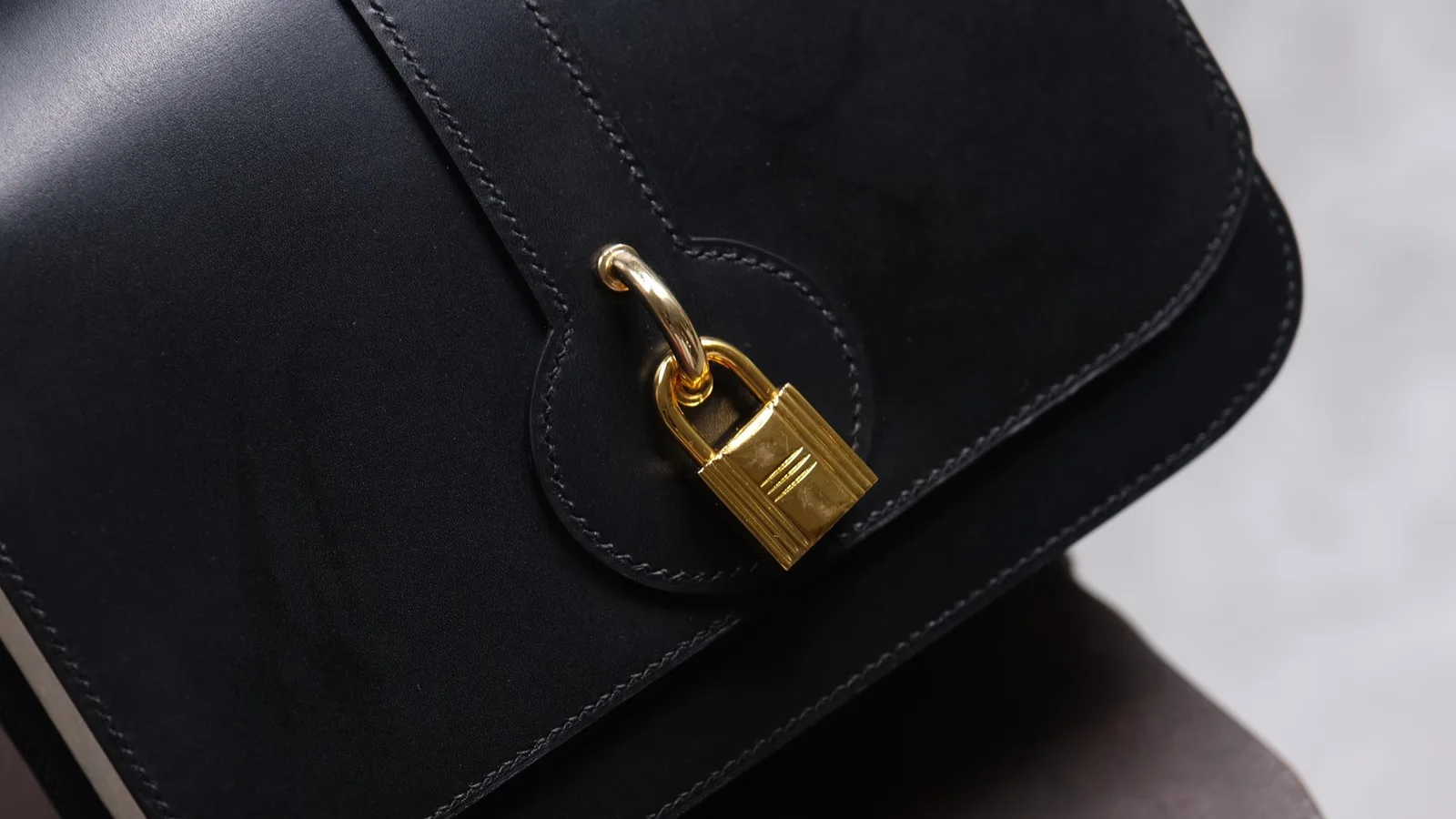 Ảnh Studio Túi xách da Box Calf màu đen dáng nắp gập khóa ổ - Koi Leather