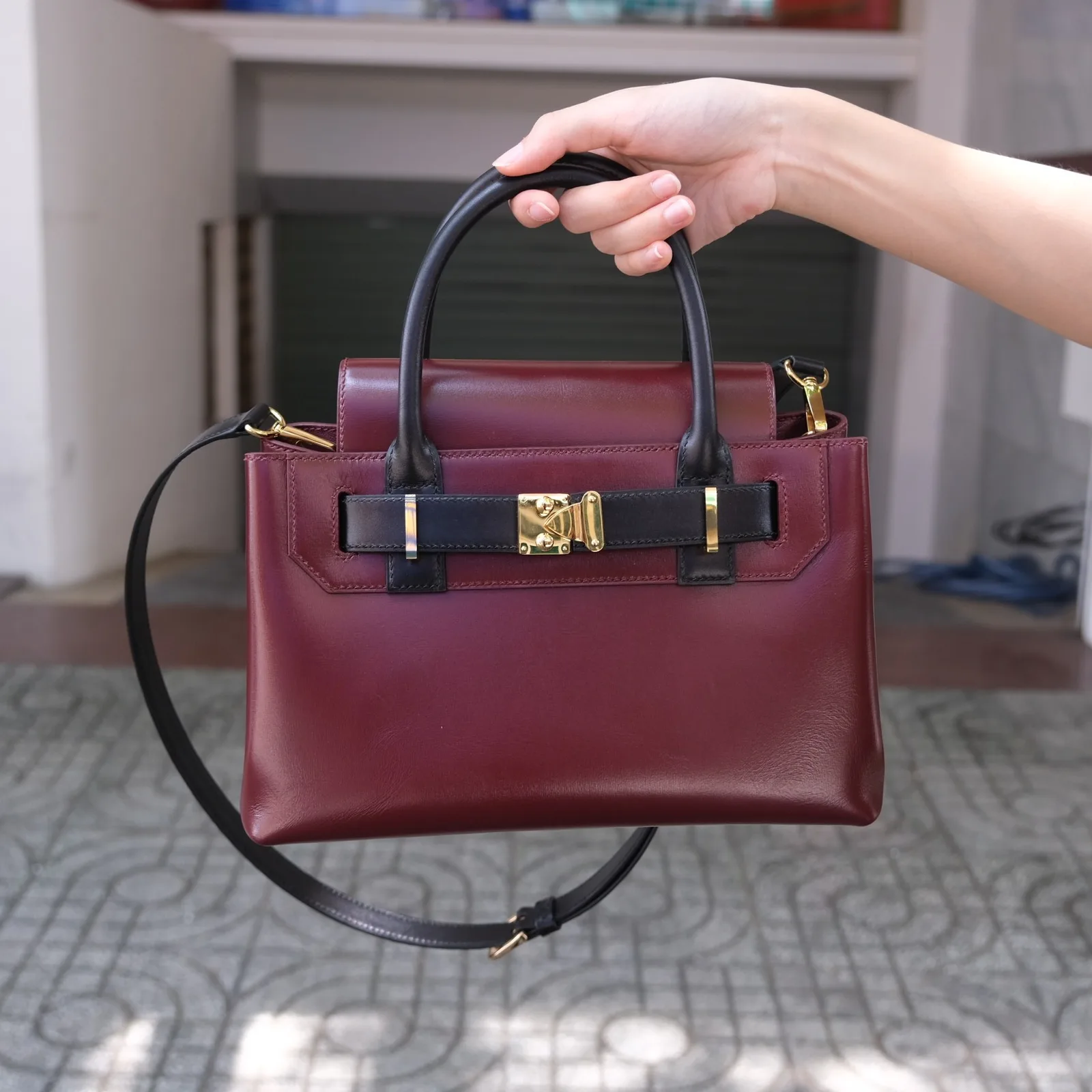 Ảnh Studio Túi xách da nữ dáng hộp màu đỏ mận phối đai đen - Koi Leather