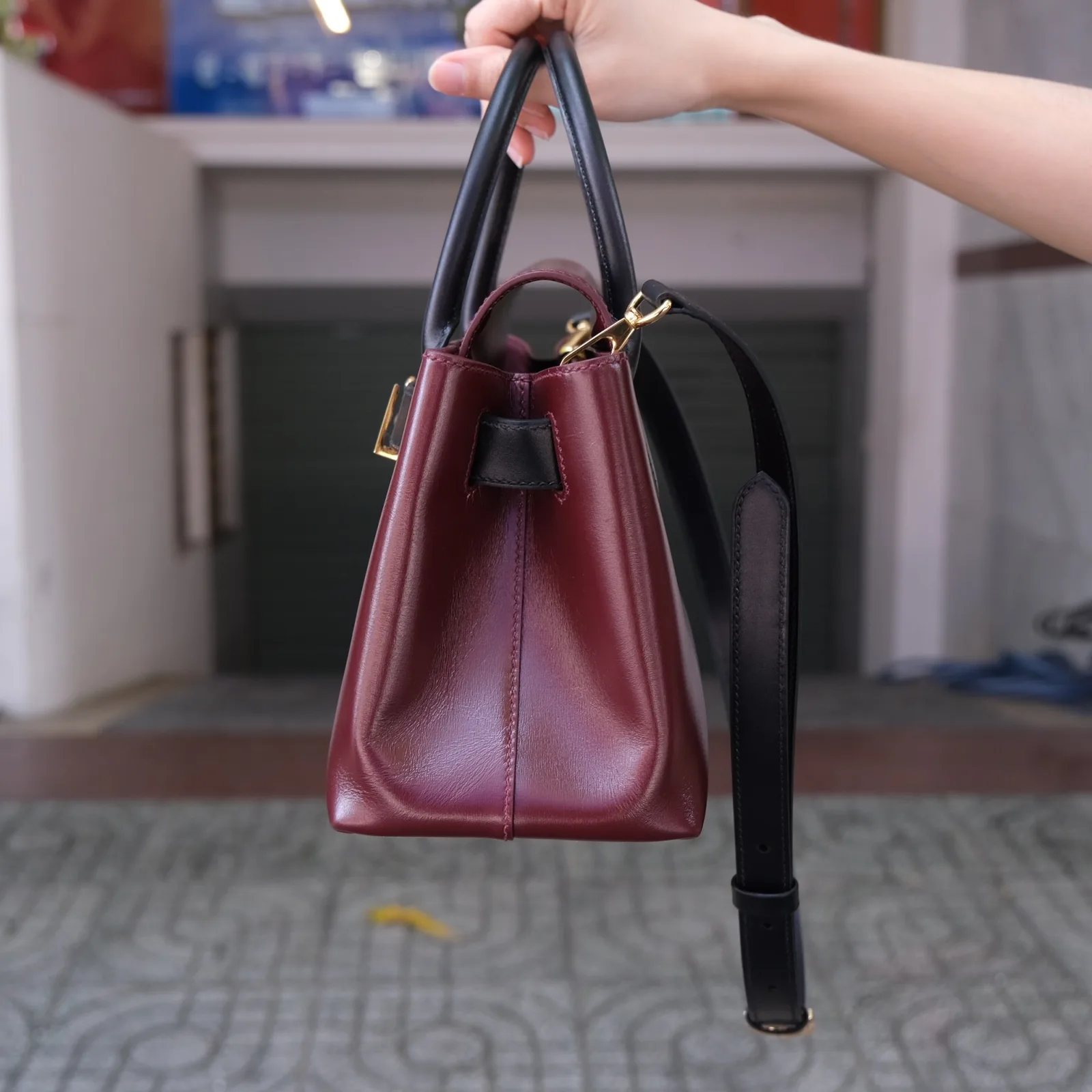 Ảnh Studio Túi xách da nữ dáng hộp màu đỏ mận phối đai đen - Koi Leather
