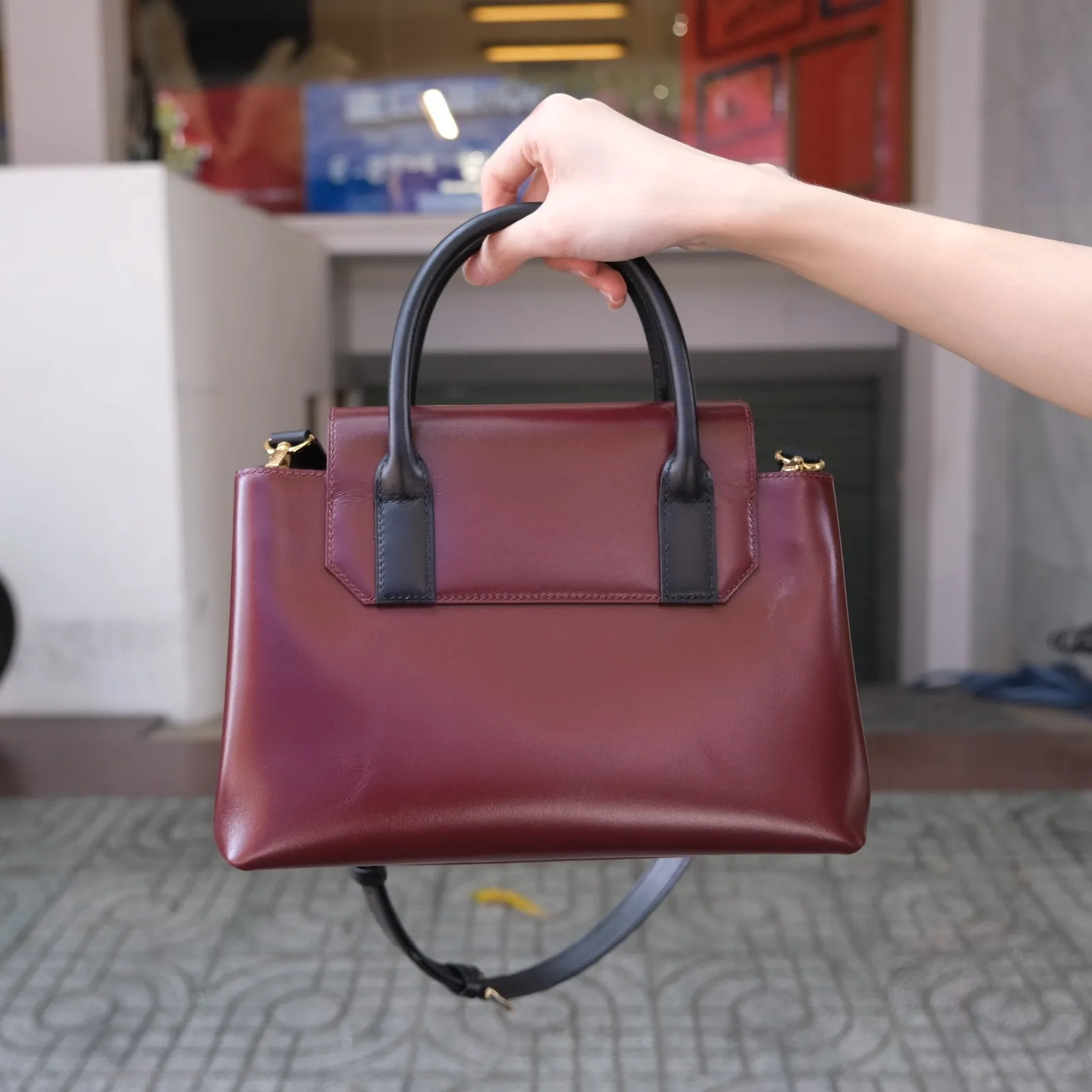 Ảnh Studio Túi xách da nữ dáng hộp màu đỏ mận phối đai đen - Koi Leather