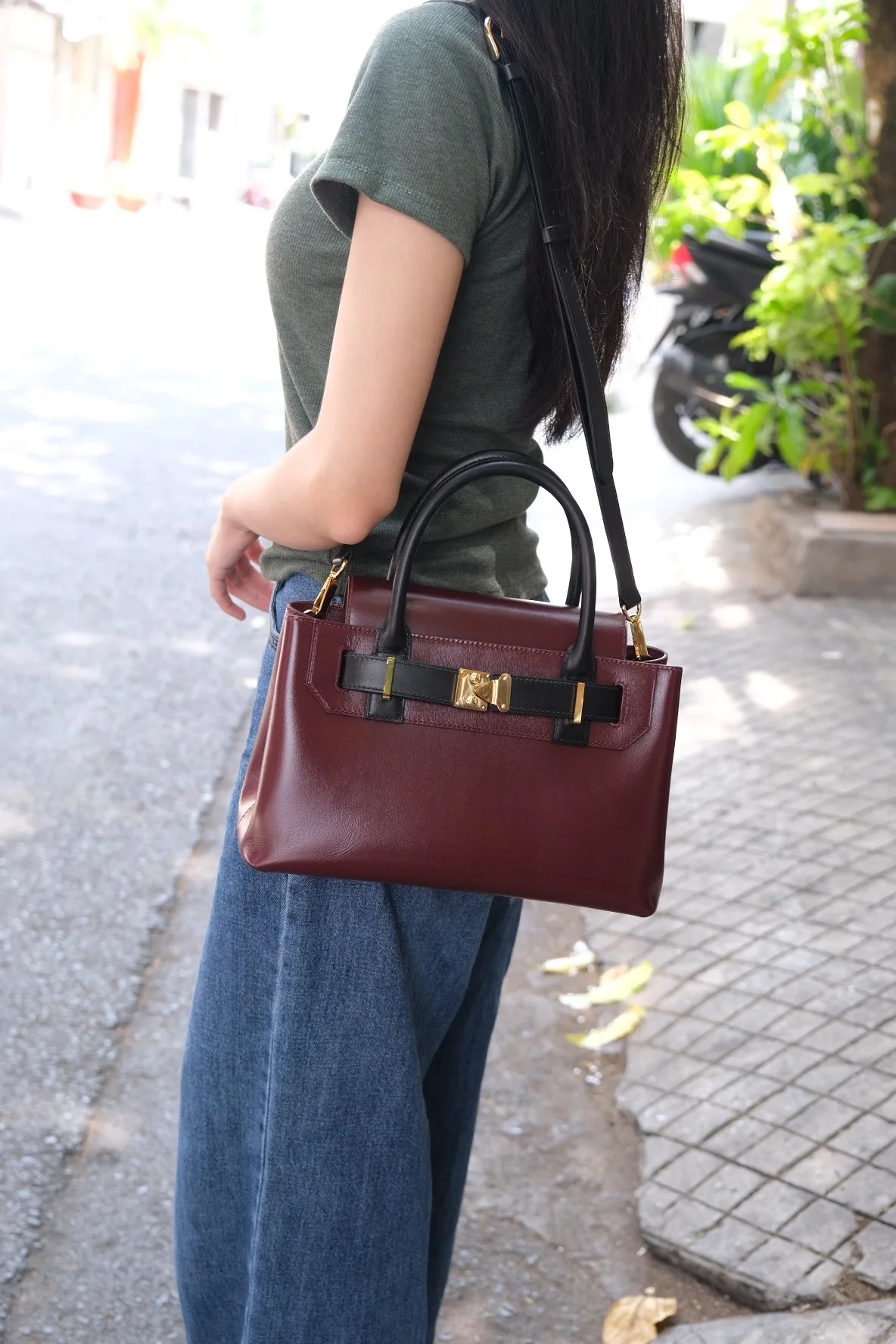 Ảnh Lifestyle Túi xách da nữ dáng hộp màu đỏ mận phối đai đen - Koi Leather