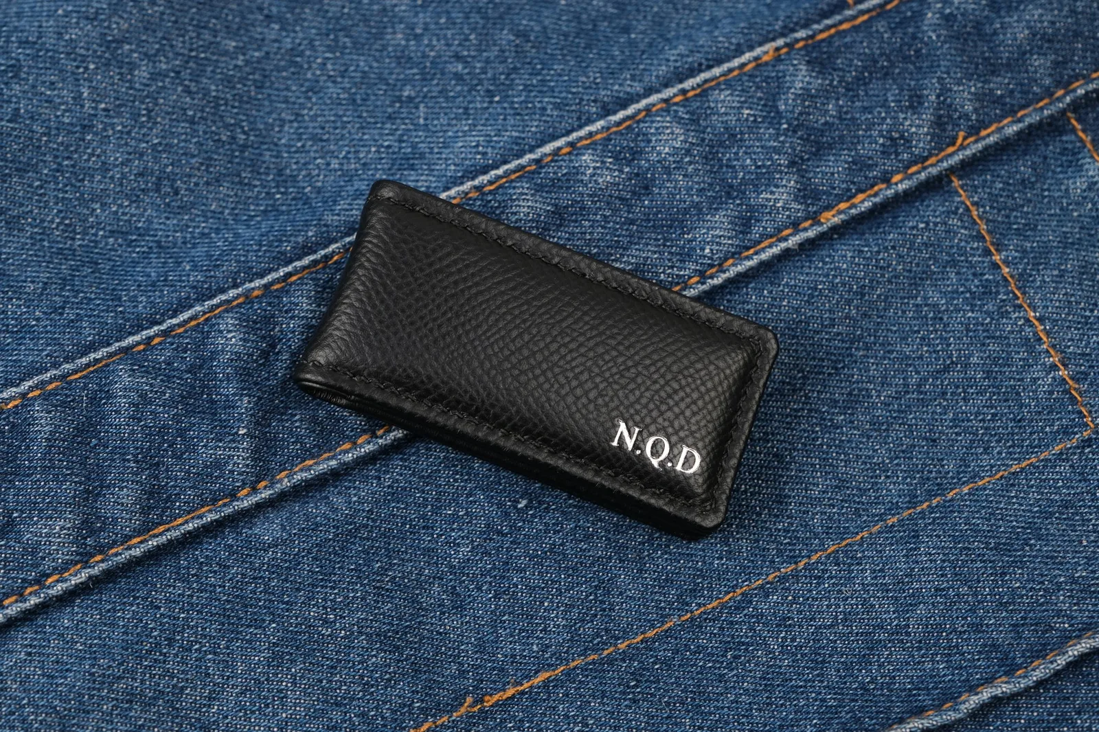 Ảnh Lifestyle Kẹp tiền da Epsom màu đen hít nam châm - Koi Leather