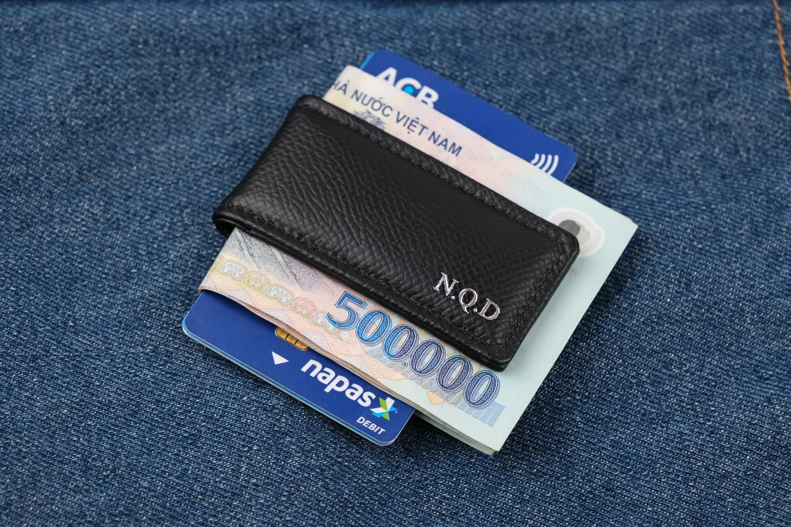Ảnh Lifestyle Kẹp tiền da Epsom màu đen hít nam châm - Koi Leather