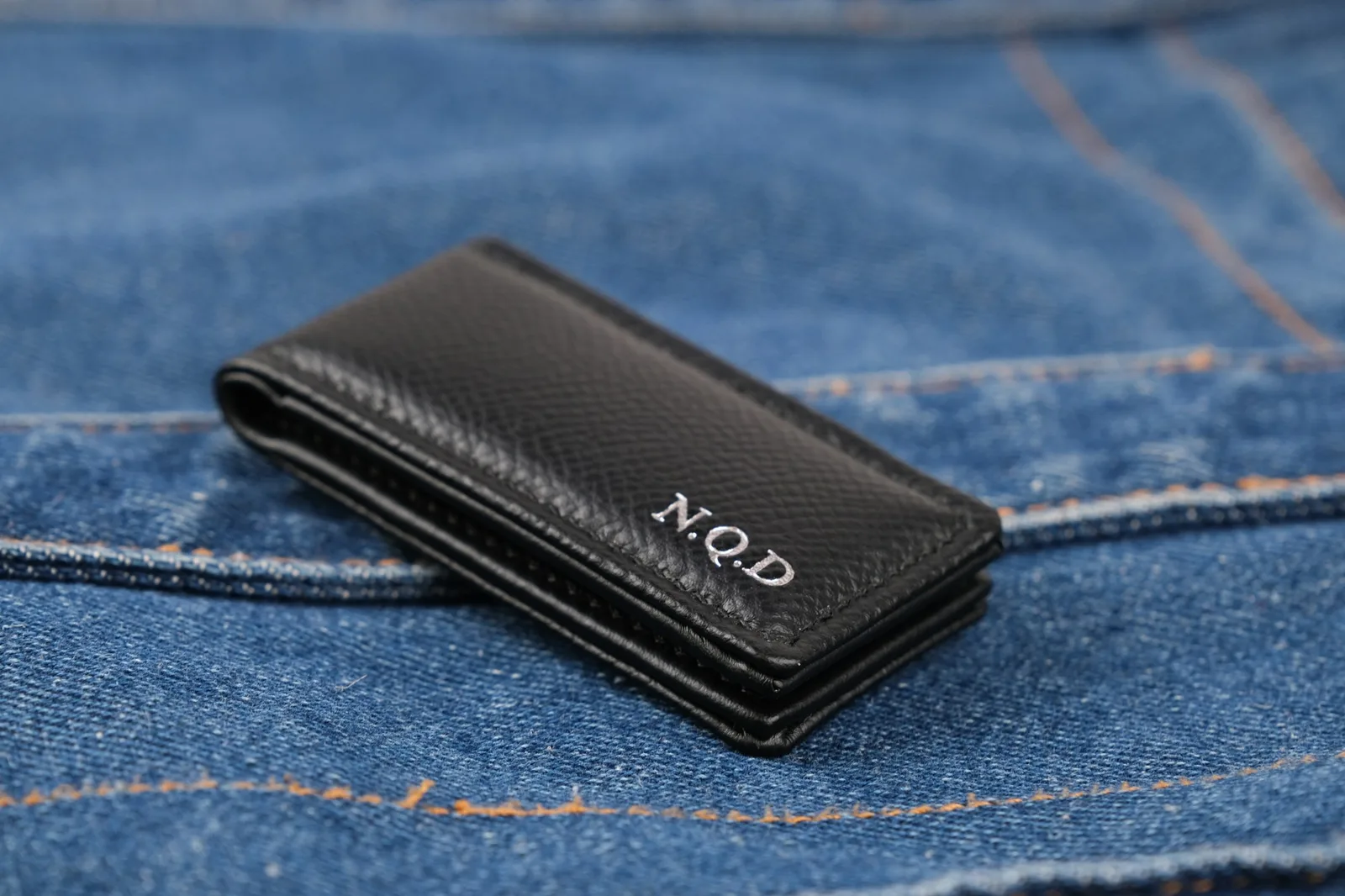 Ảnh Lifestyle Kẹp tiền da Epsom màu đen hít nam châm - Koi Leather