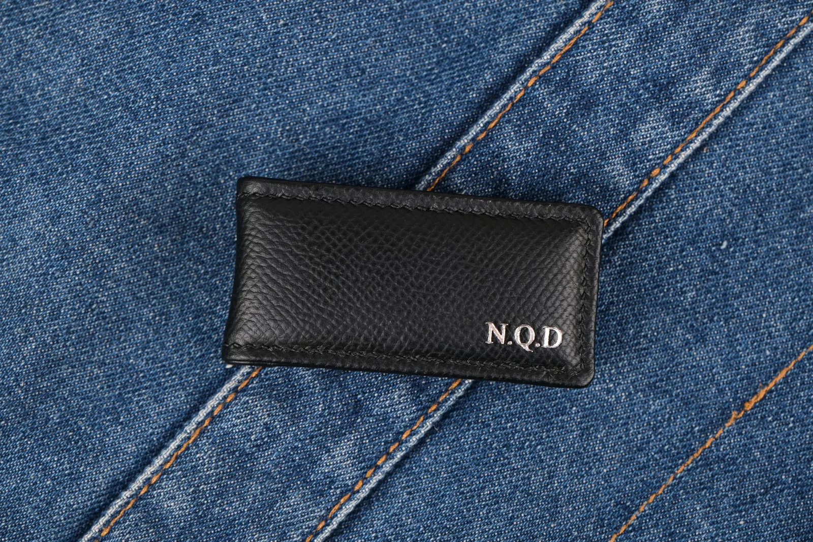 Ảnh Lifestyle Kẹp tiền da Epsom màu đen hít nam châm - Koi Leather